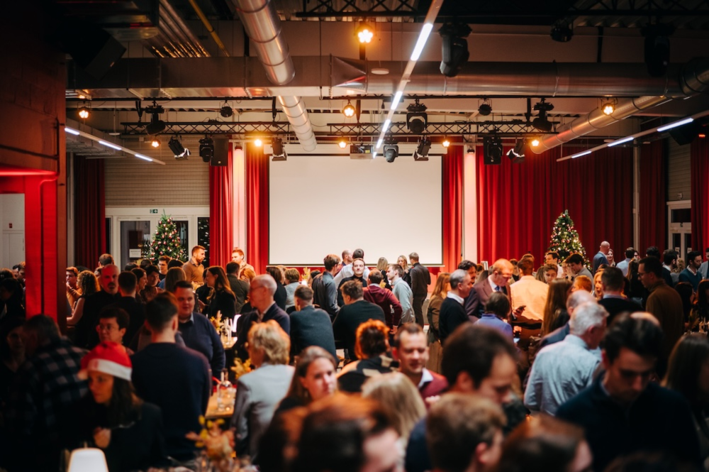 Druk netwerkmoment op bedrijfsevenement met veel bezoekers in een volle ruimte