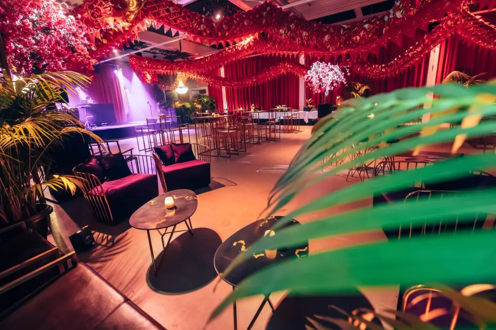 Eventruimte met duidelijke zones zoals lounge, statafels en podium voor gestructureerde bezoekersstromen