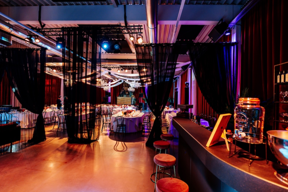 Eventruimte met doorgangen en zichtlijnen die bezoekers intuïtief door verschillende zones leiden