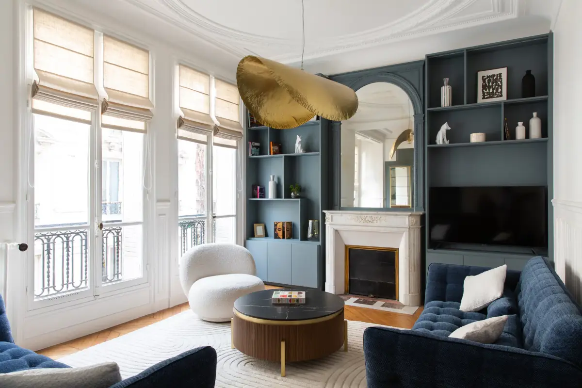 chasseur immobilier décoration salon orange et bleu