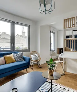 Delcamp a acheté un charmant studio pour y vivre ici le salon
