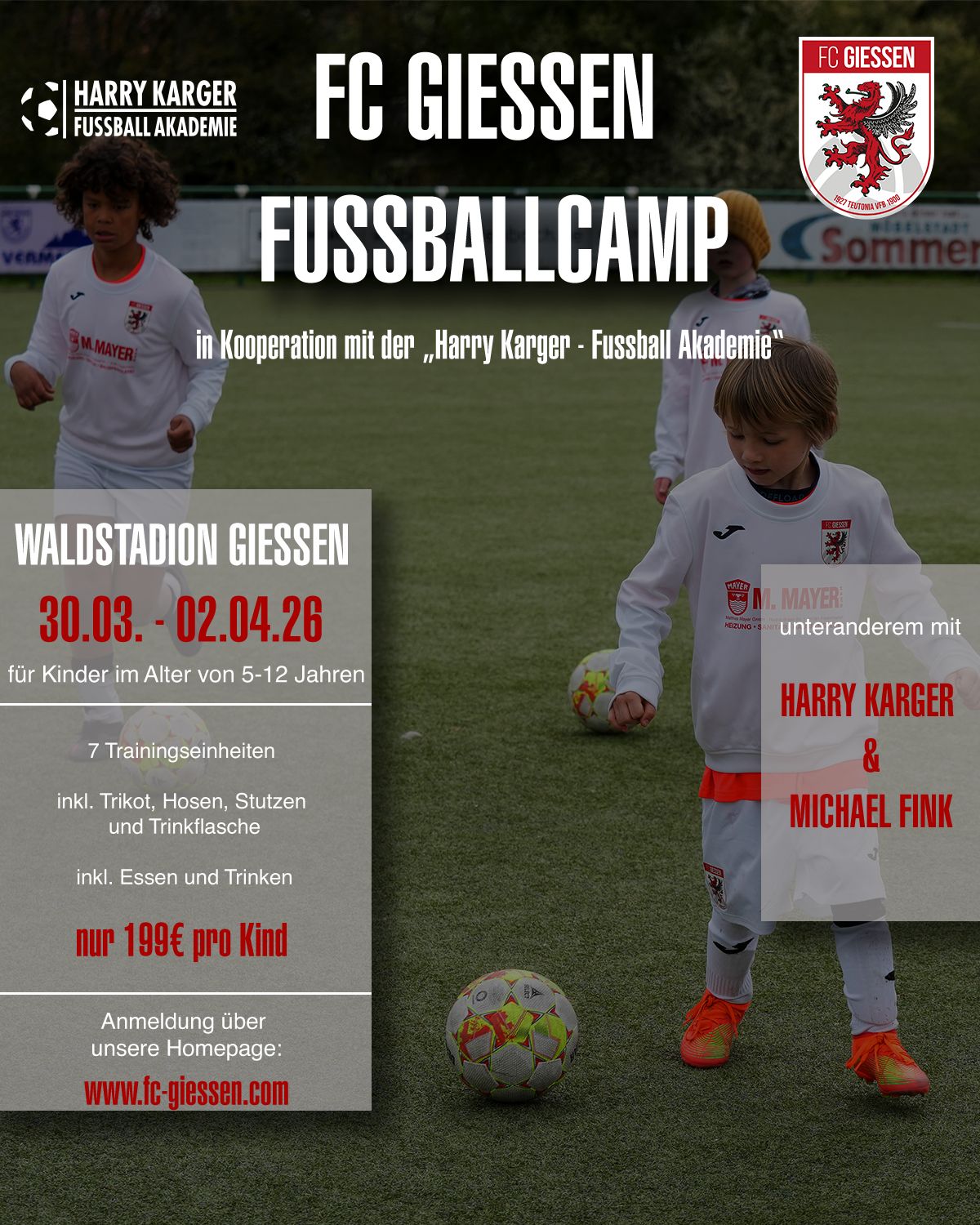 Drei Kinder in weißen Fußballtrikots mit FC Giessen-Logo spielen auf einem Fußballplatz mit mehreren Bällen im Vordergrund.