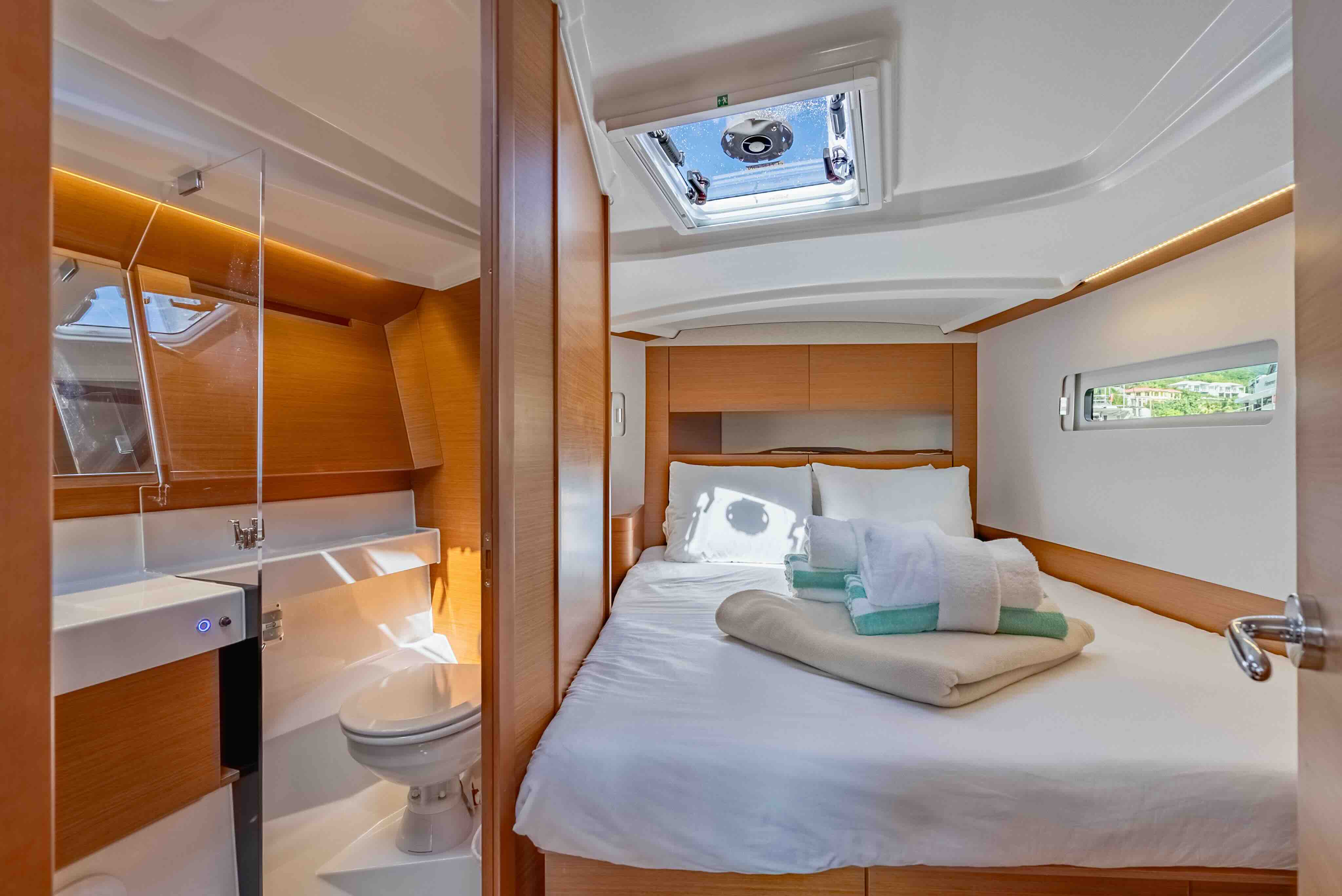 EASY SKANKING - Forward cabin with en-suite