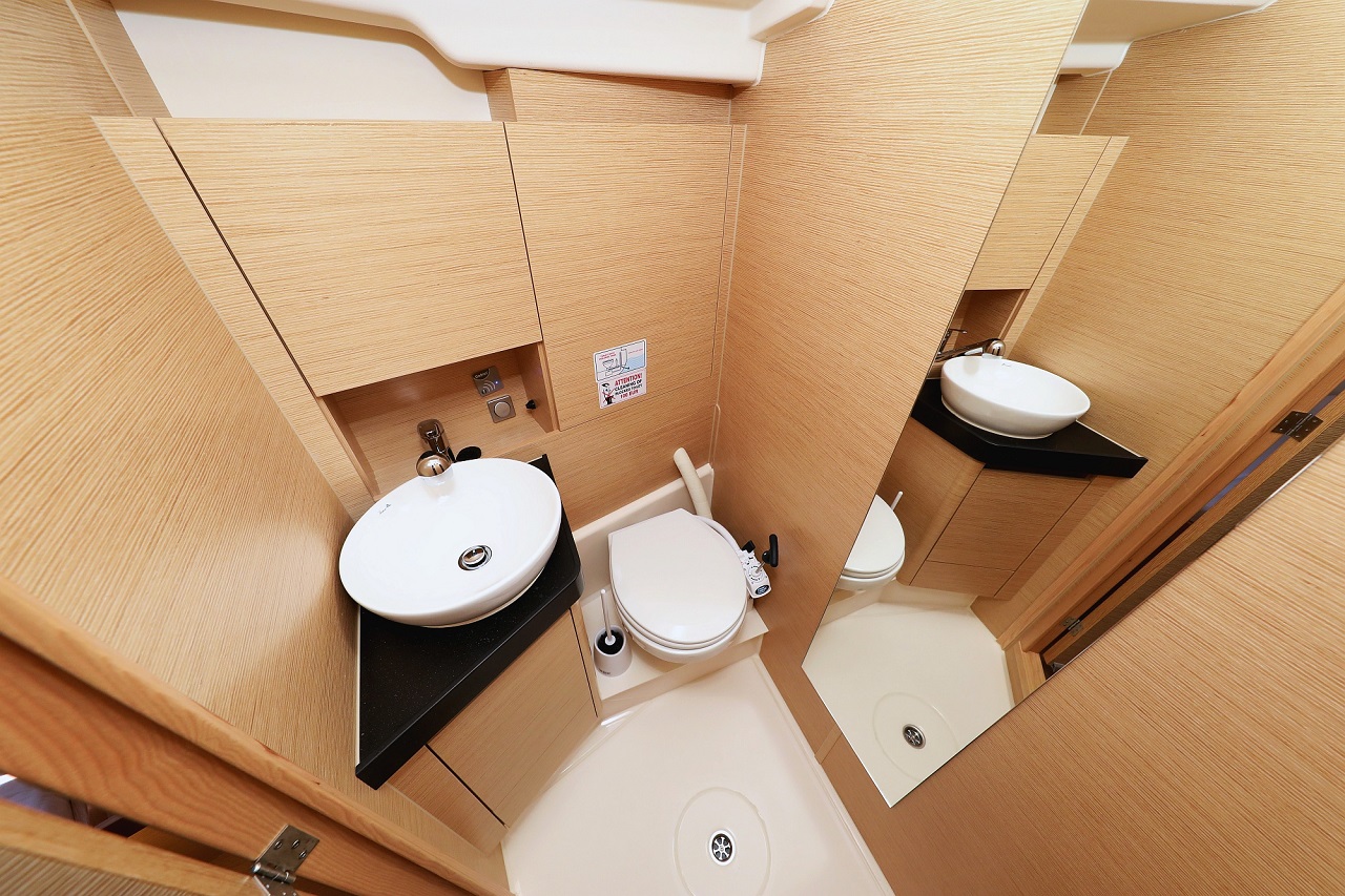 ESTEL - Hanse 418 bathroom