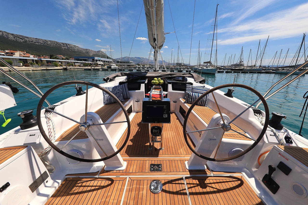 ESTEL - Hanse 418 due helm station