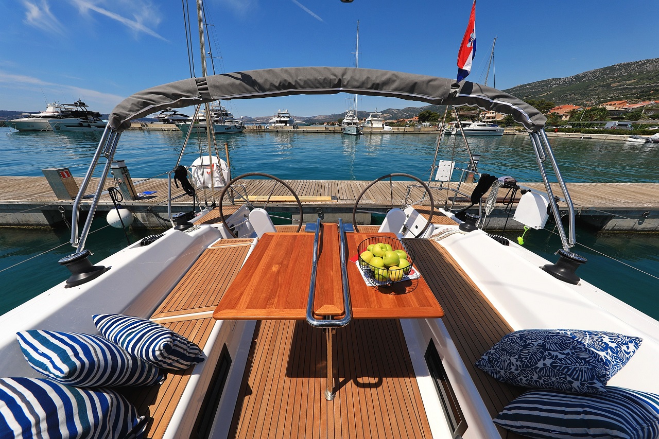 ESTEL - Hanse 418 aft deck table