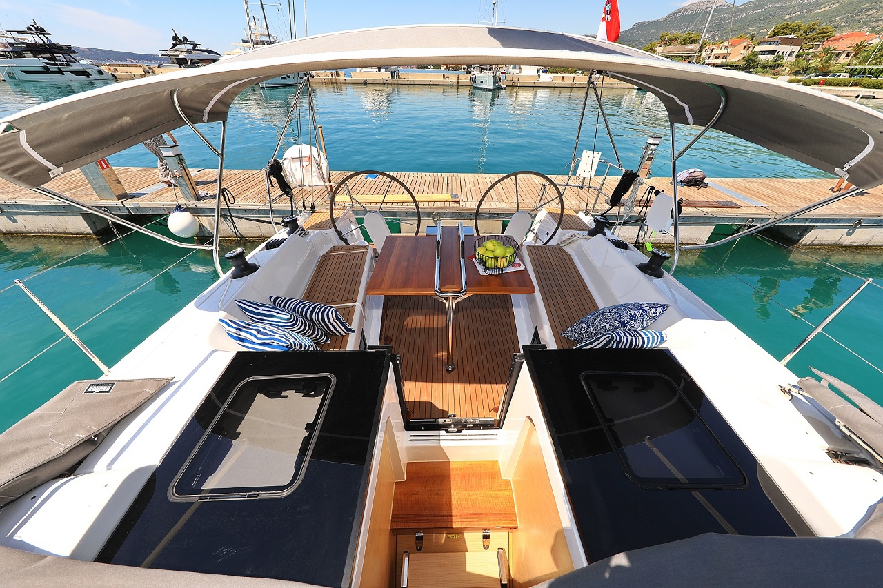 ESTEL - Hanse 418 aft deck