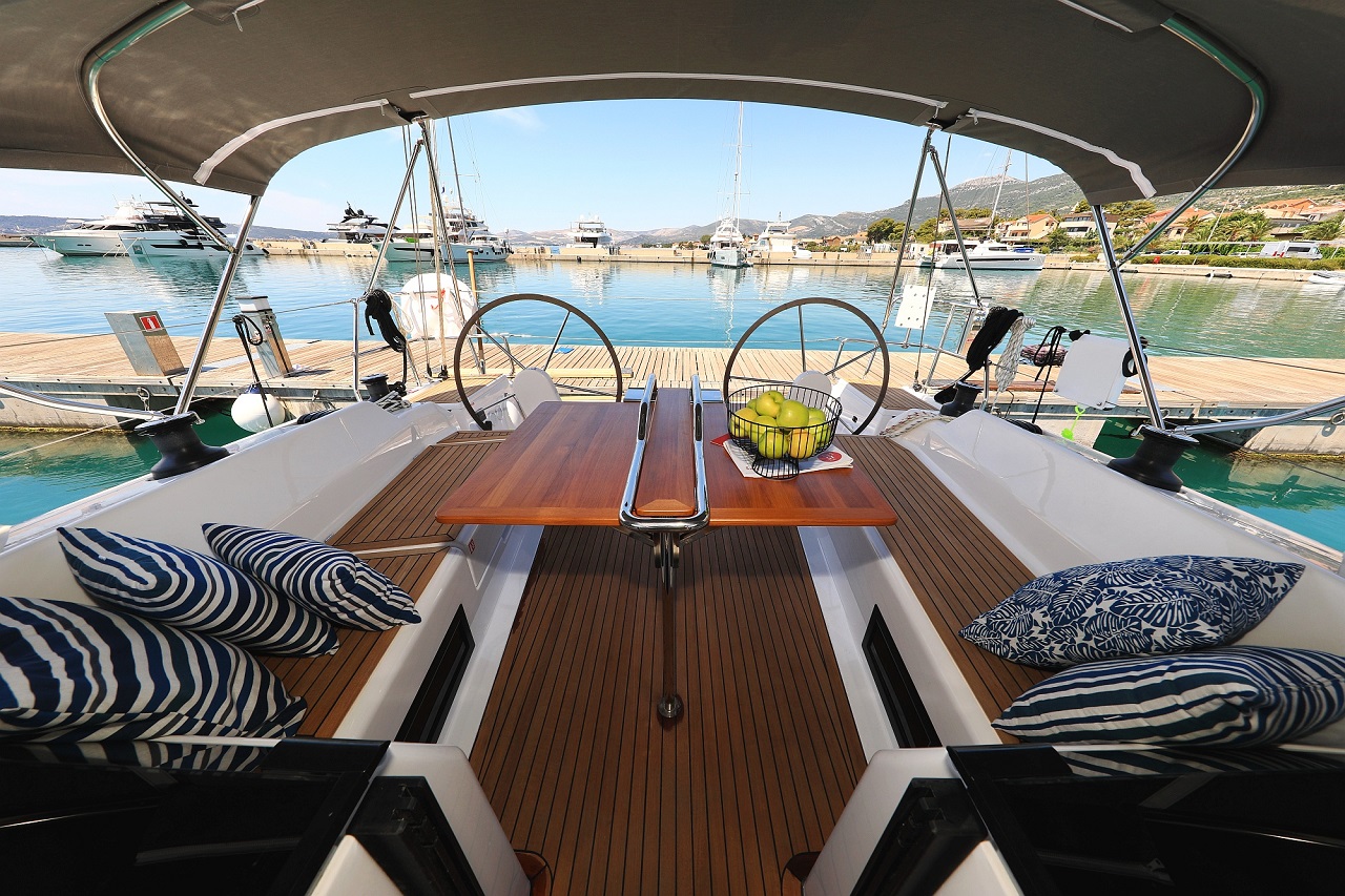 ESTEL - Hanse 418 aft deck dining