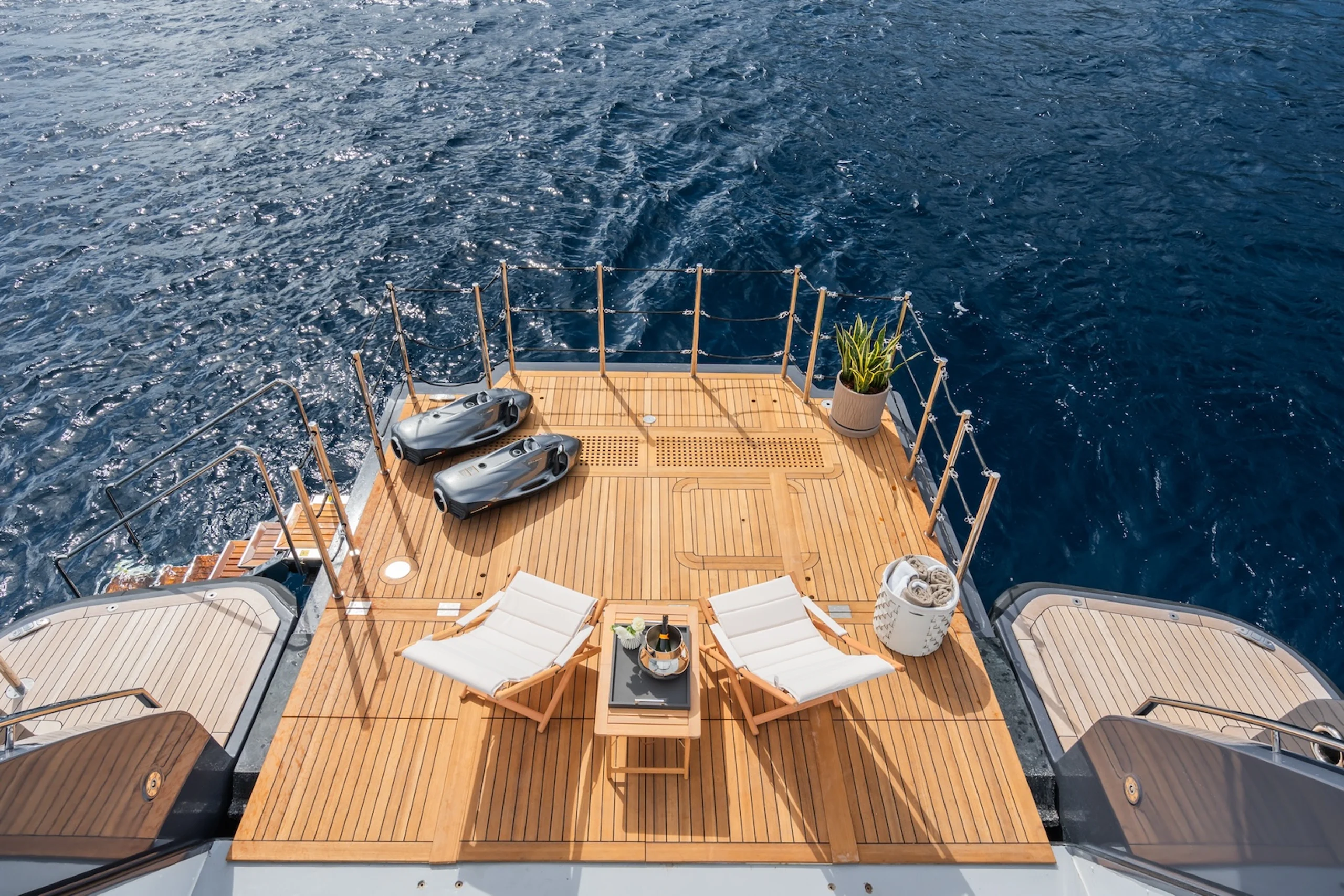 Motor Yacht M beach club