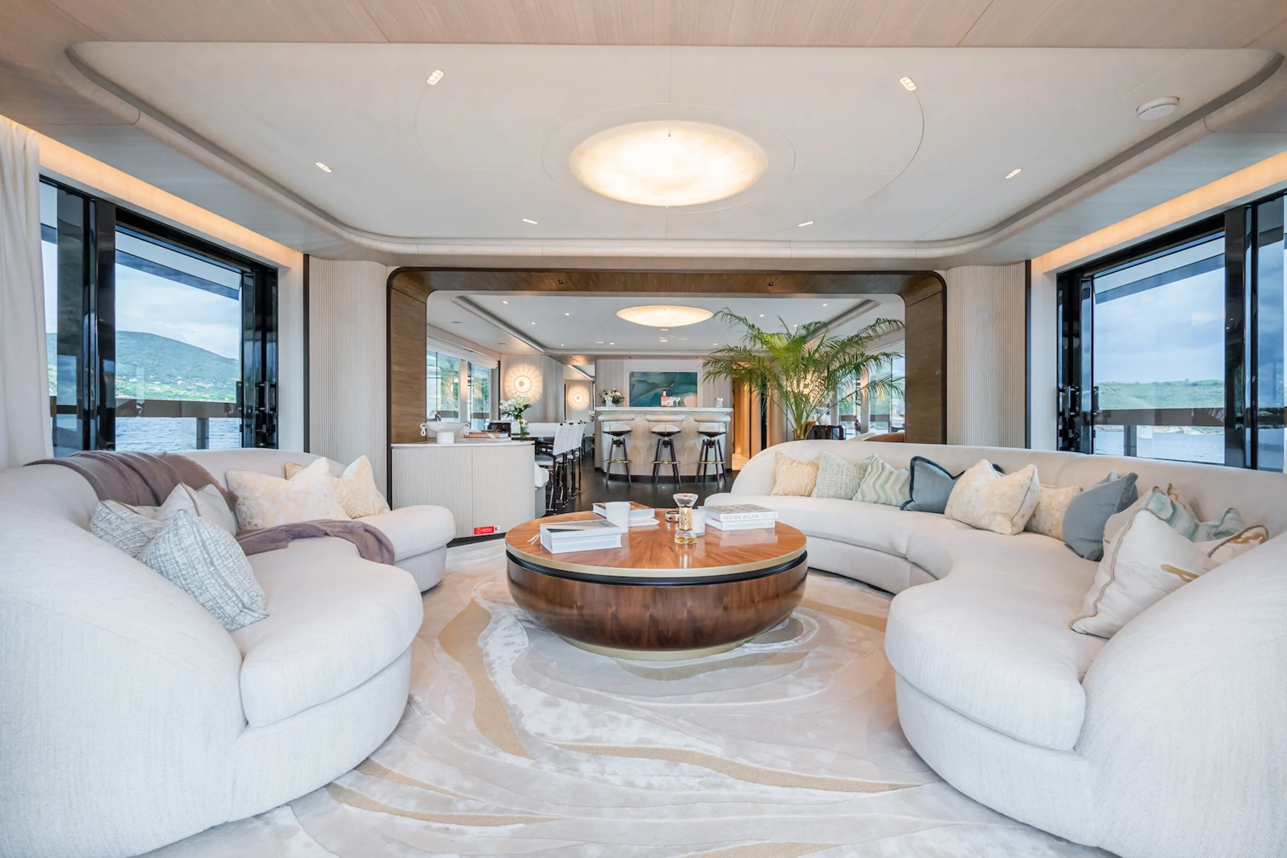 Motor Yacht M lounge area