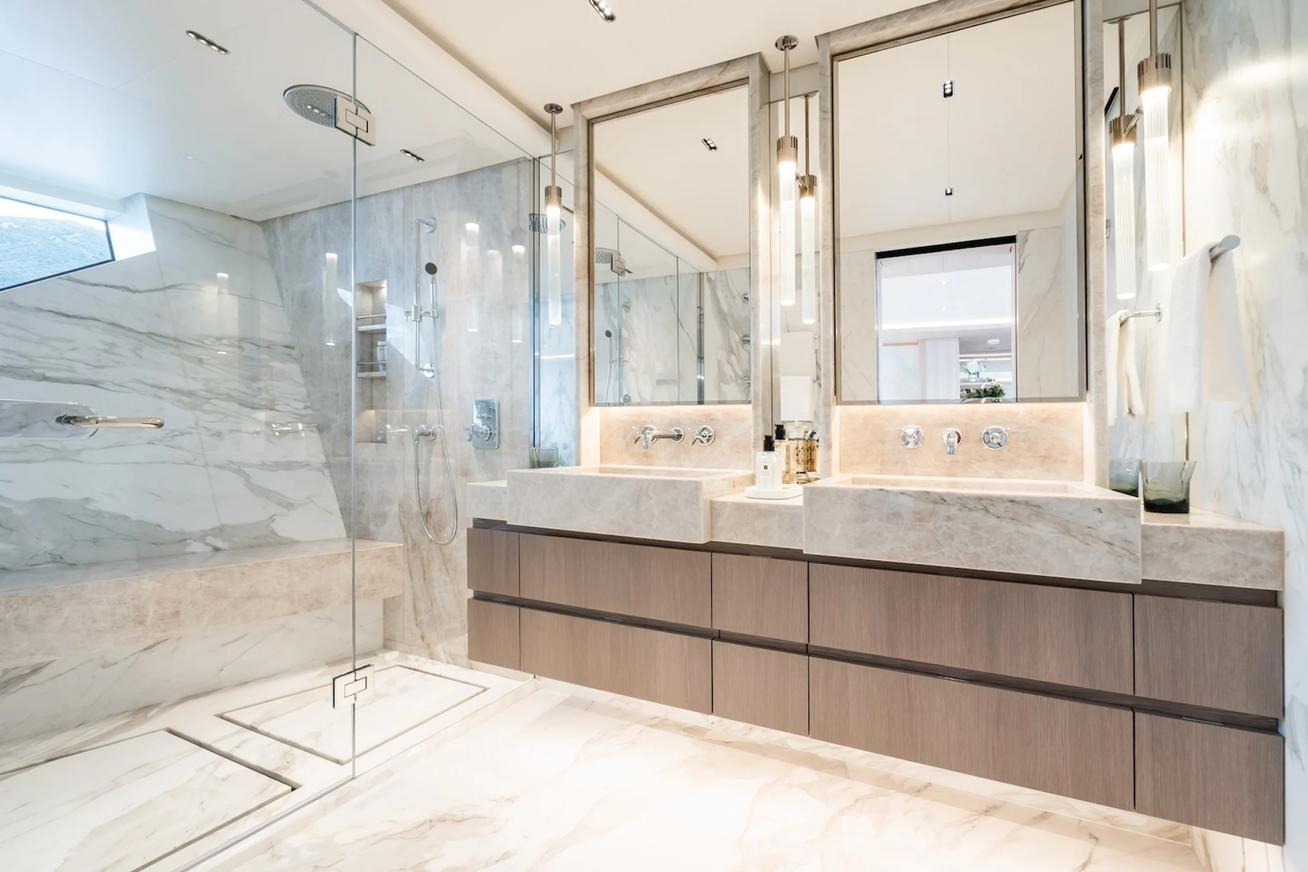 Motor Yacht M bathroom