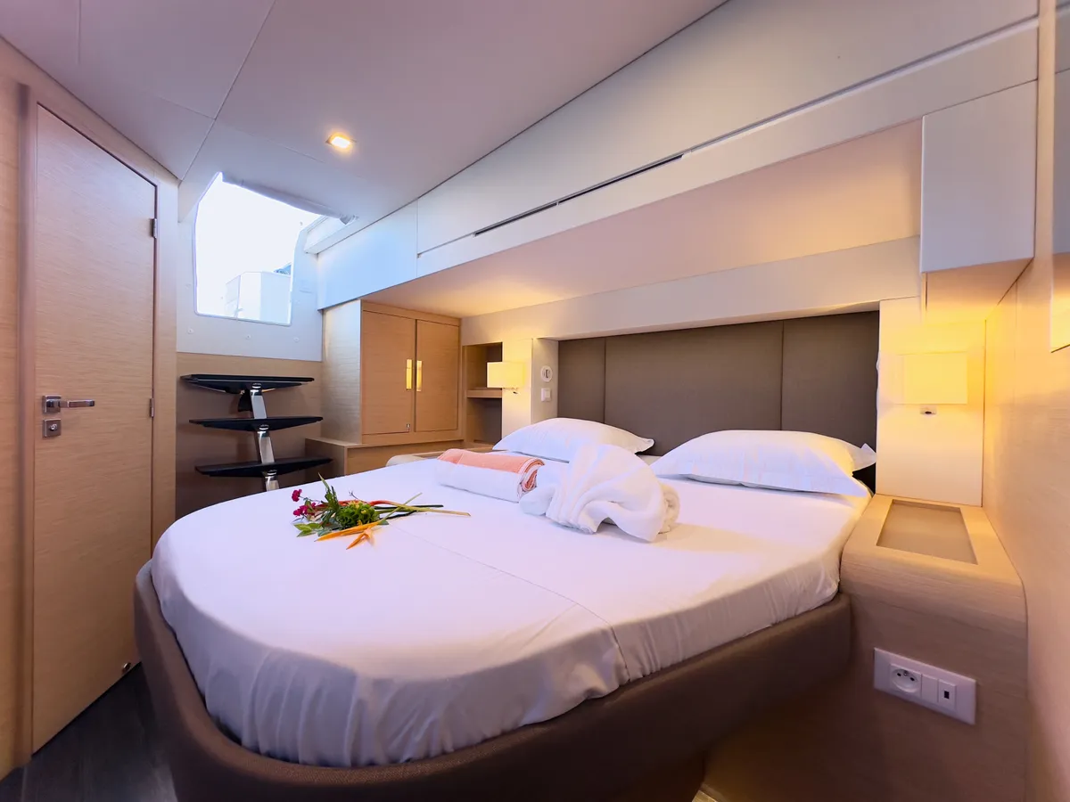 ARGO - Fountaine Pajot Samana 59 - aft guest cabin