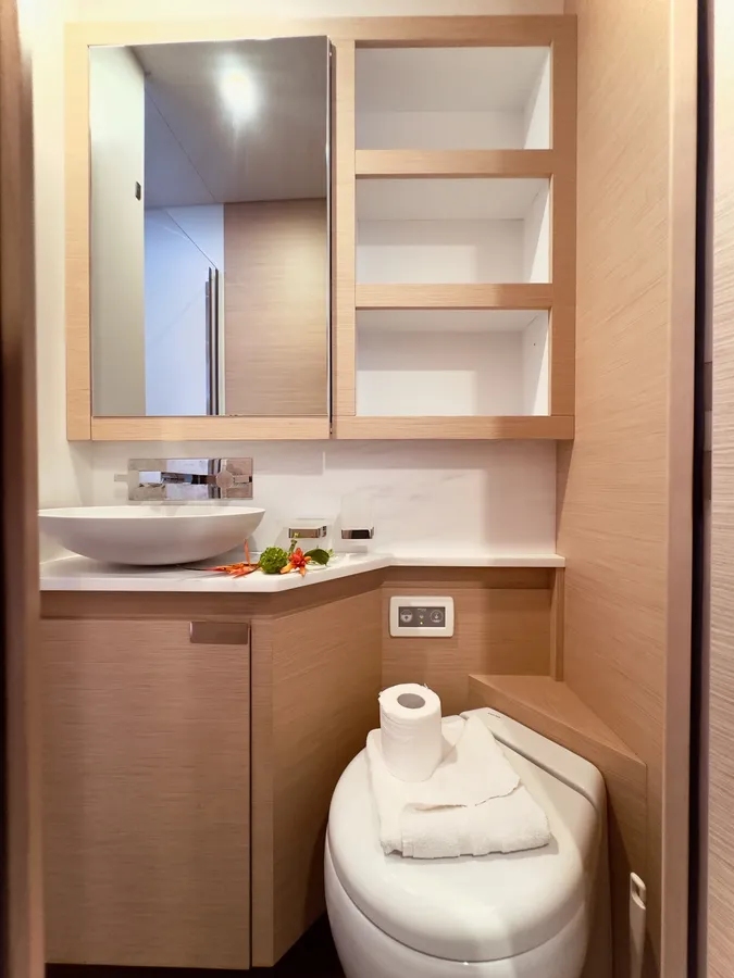 ARGO - Fountaine Pajot Samana 59 - toilet