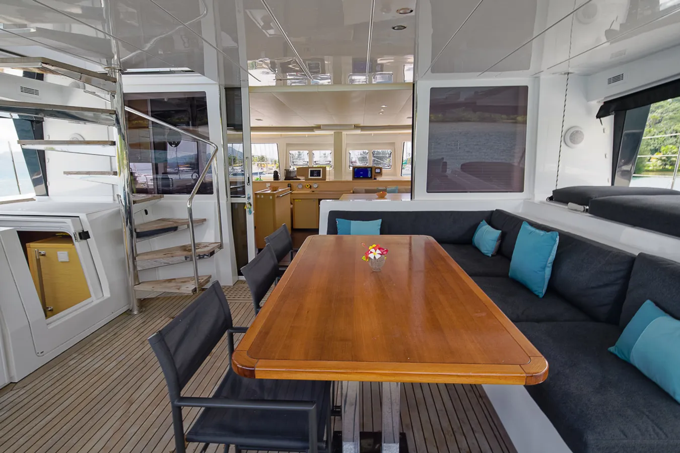 DIVA Lagoon 560 - aft deck dining table