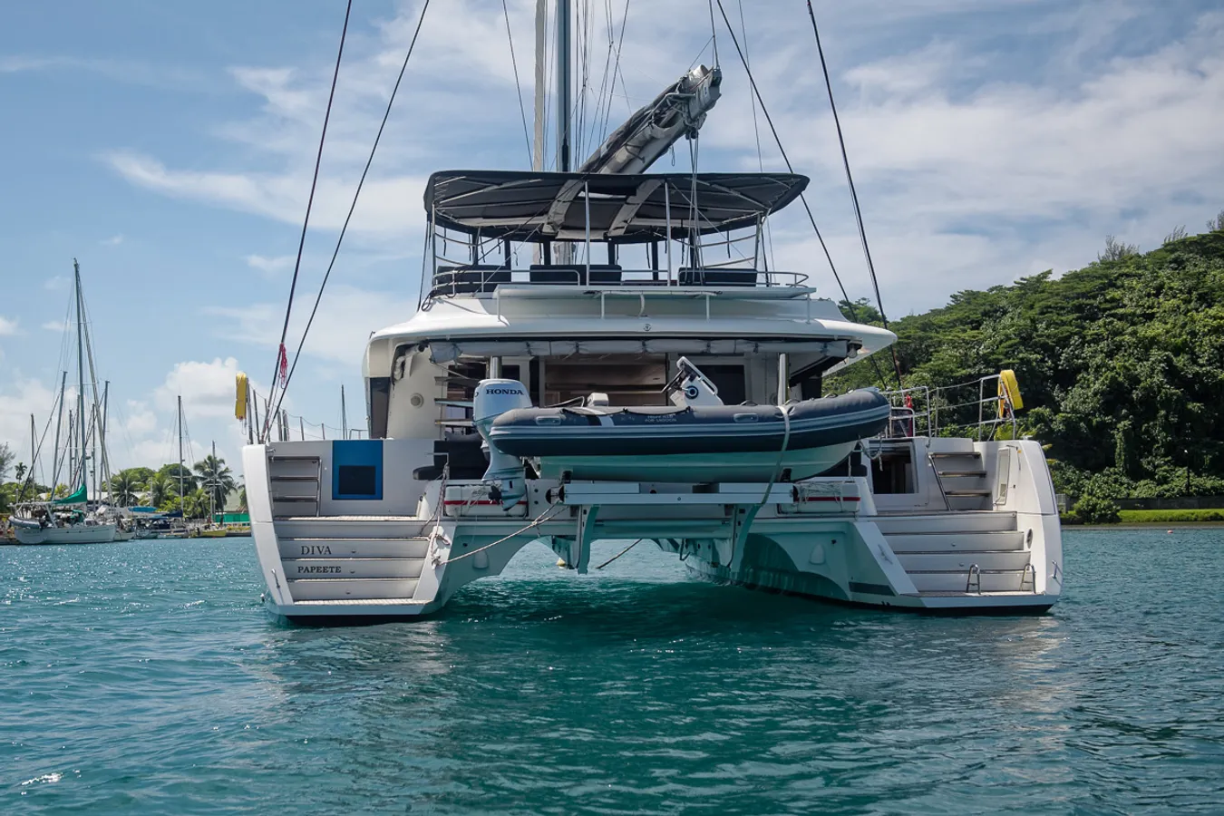 DIVA Lagoon 560 aft view