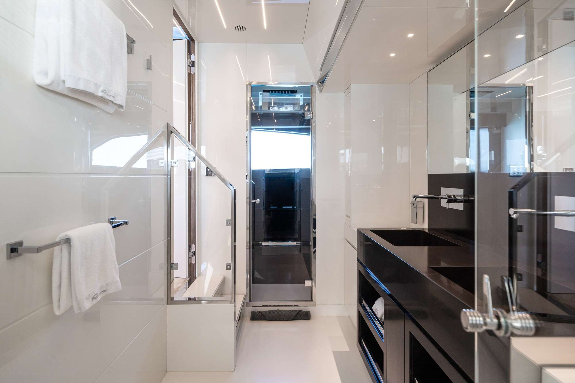 MAXIMUS - Master Cabin en-suite
