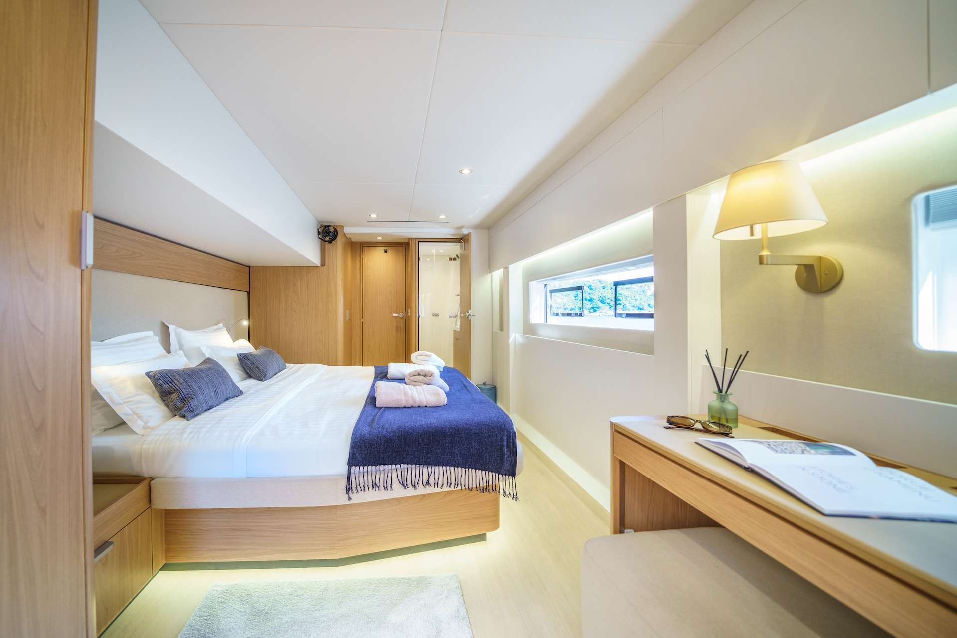 FARBEN - Bali 5.8 master cabin