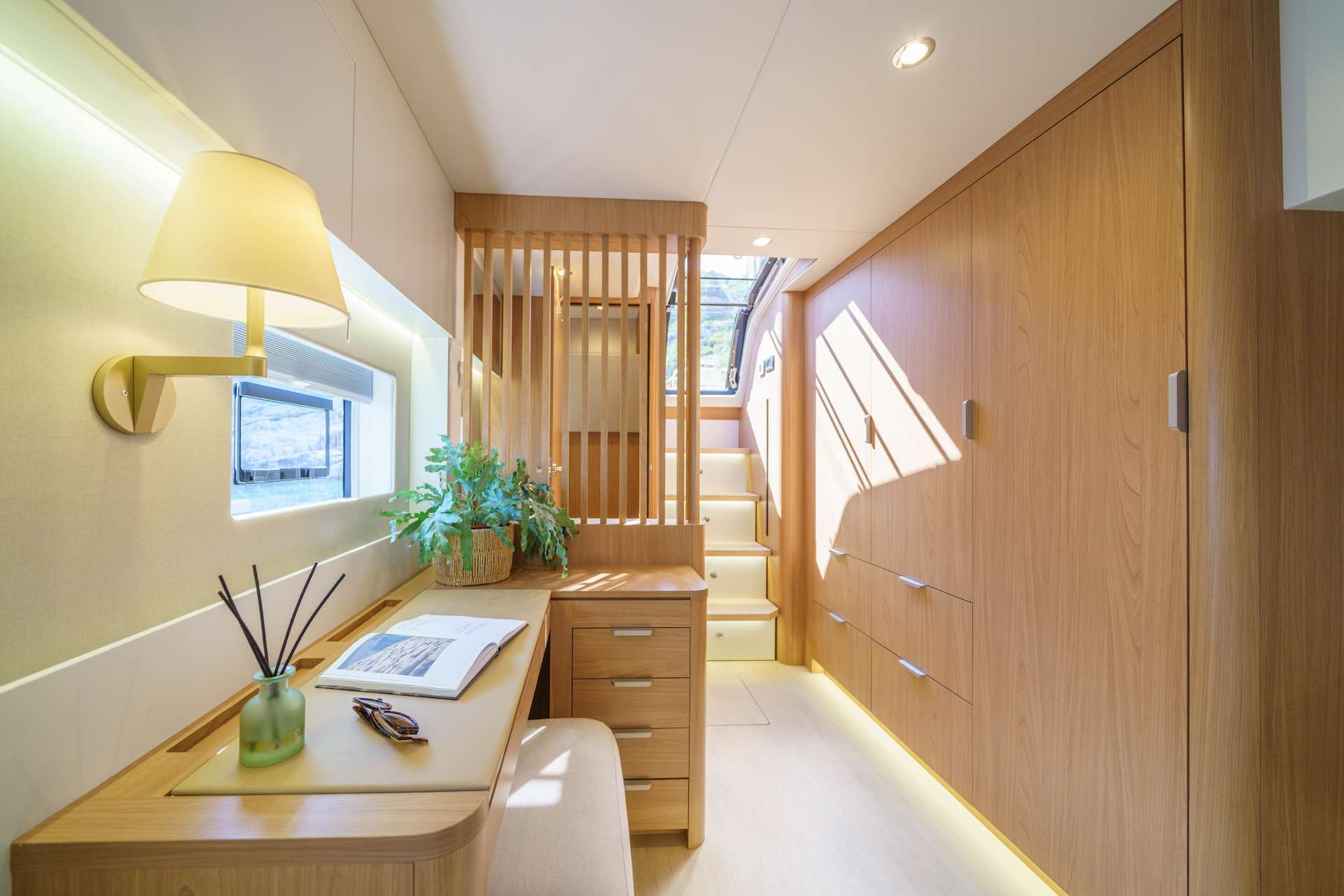 FARBEN - Bali 5.8 master cabin
