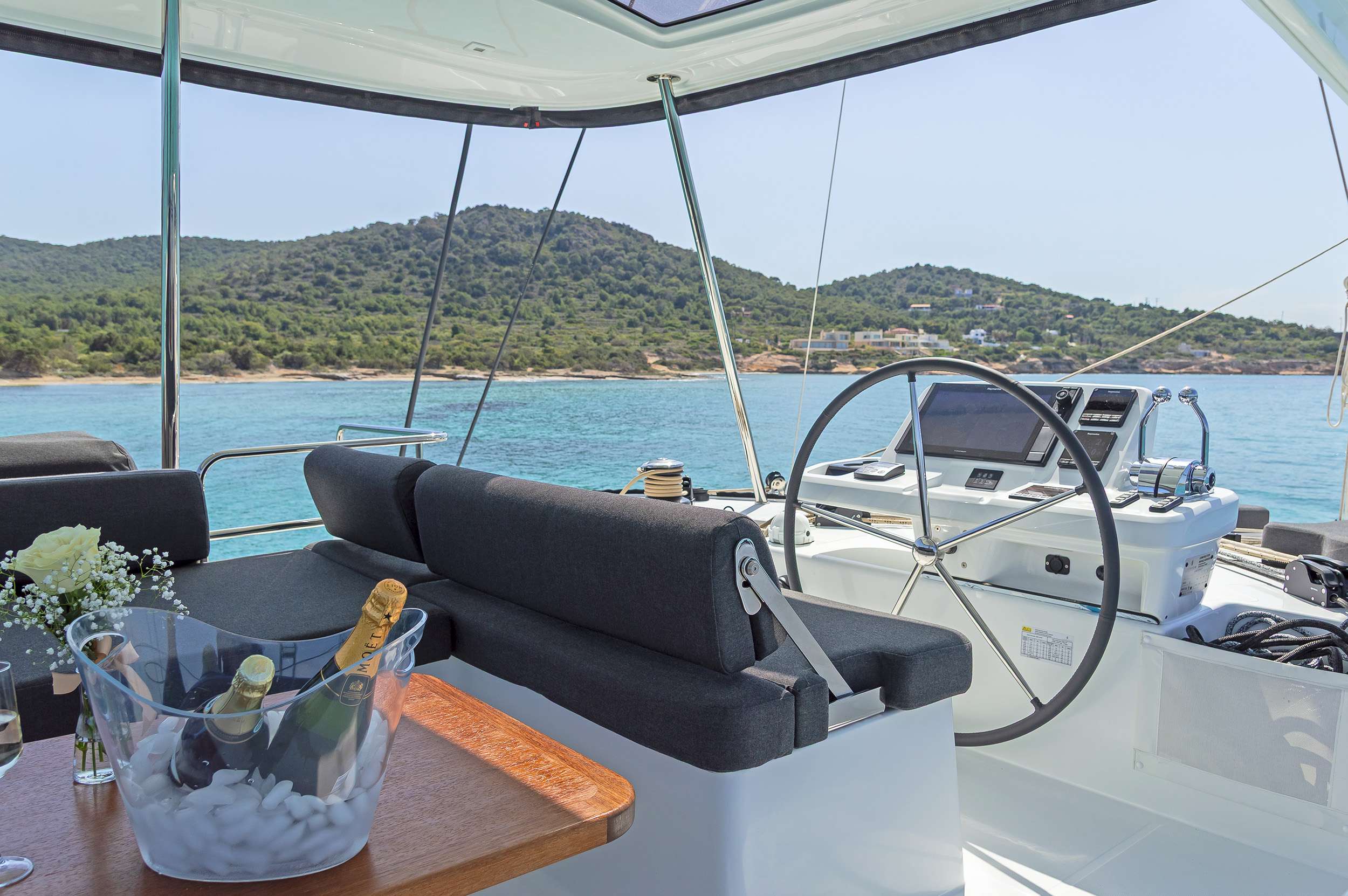 EFFIE STAR - Lagoon 51 Helm Station