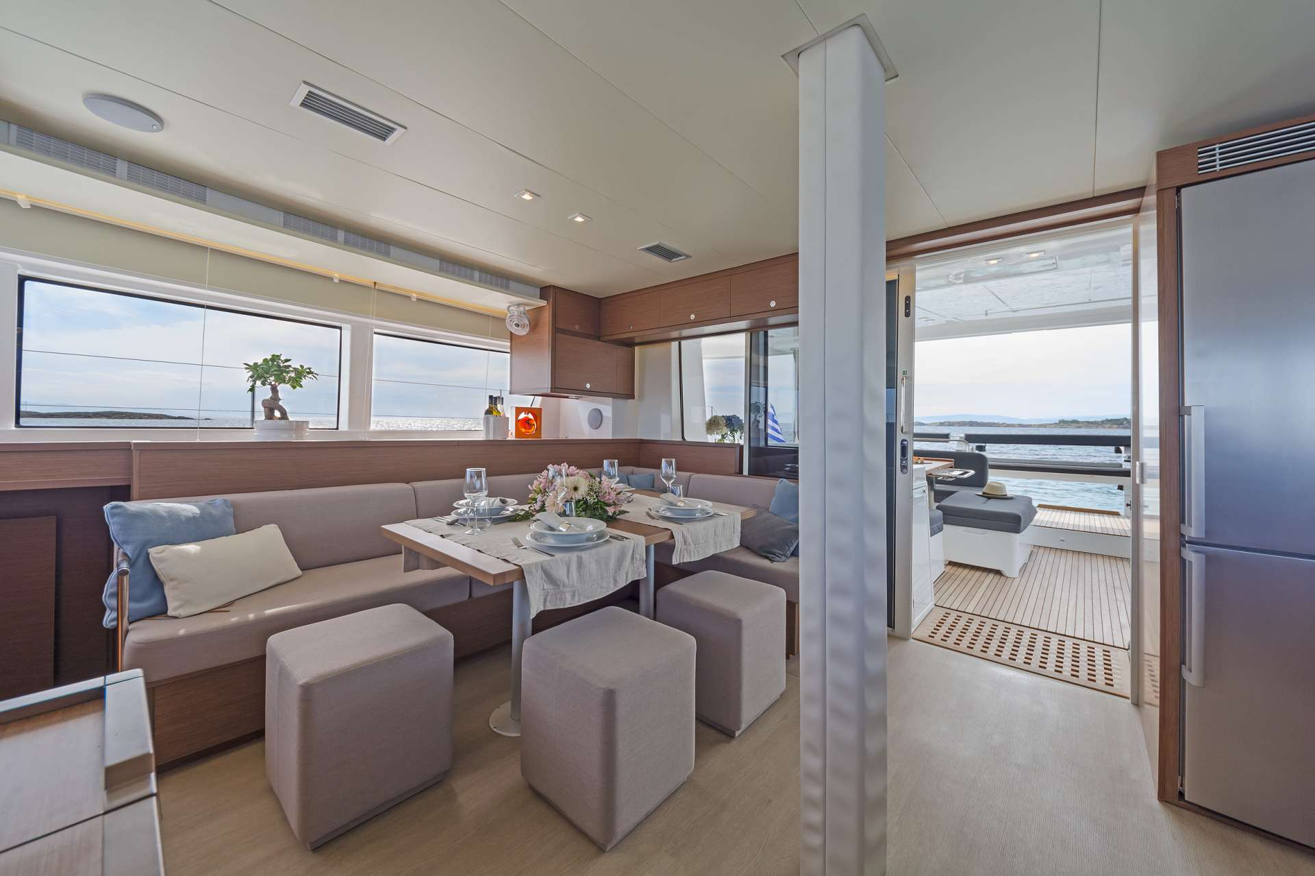 SUMMER STAR - Lagoon 52F Saloon