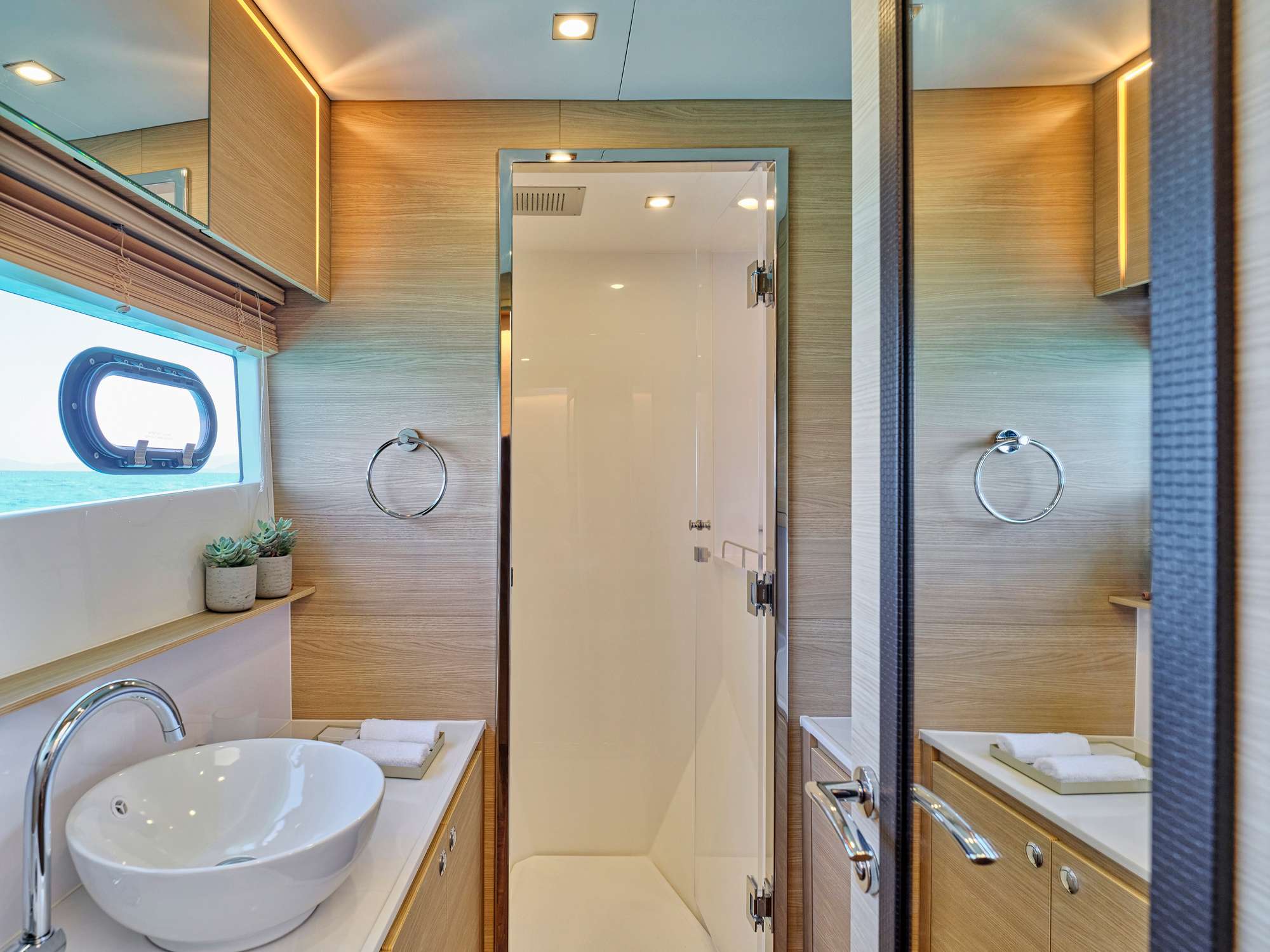 EXPLORION - Aquila 54 master bathroom