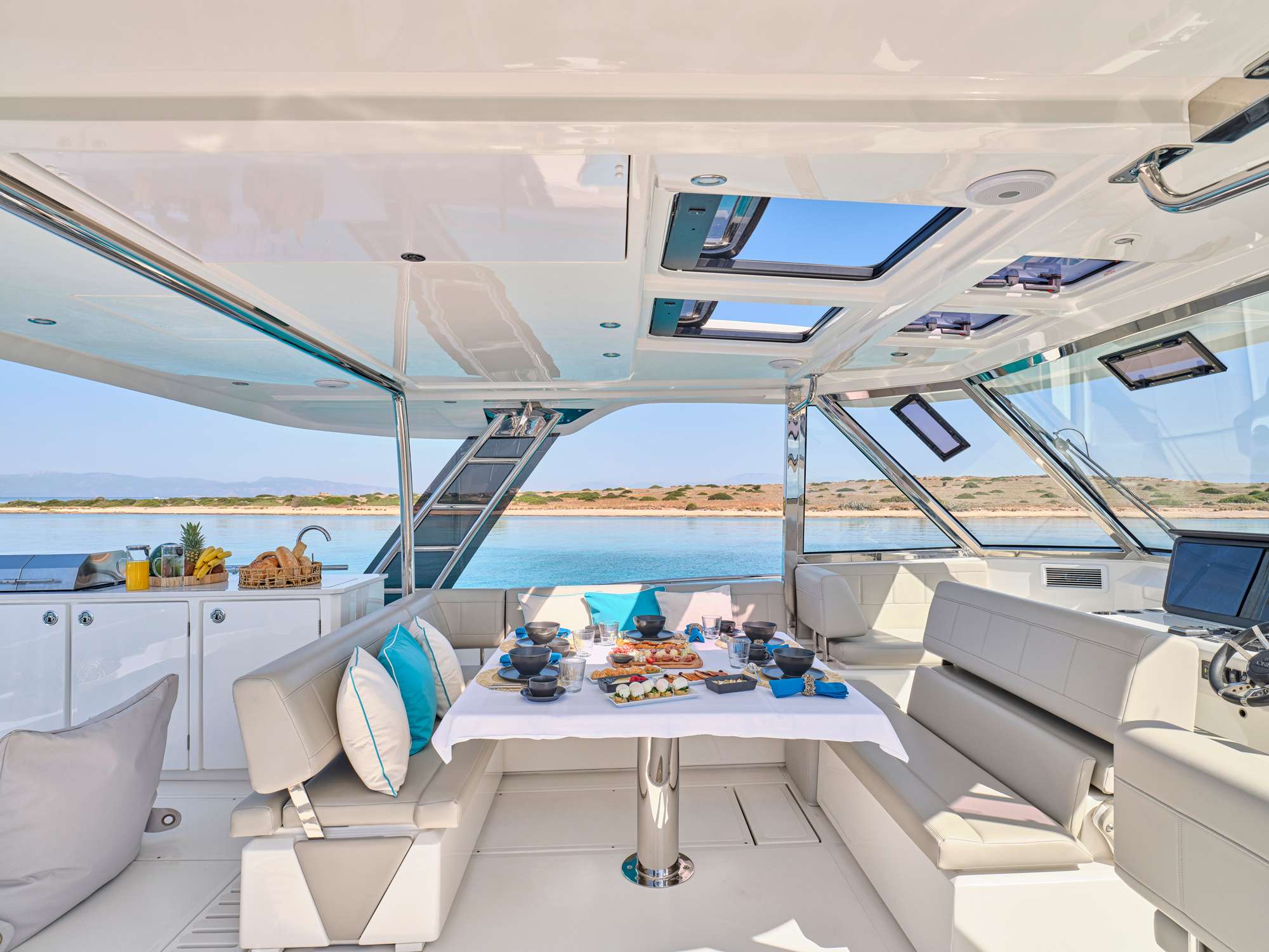 EXPLORION - Aquila 54 flybridge dining