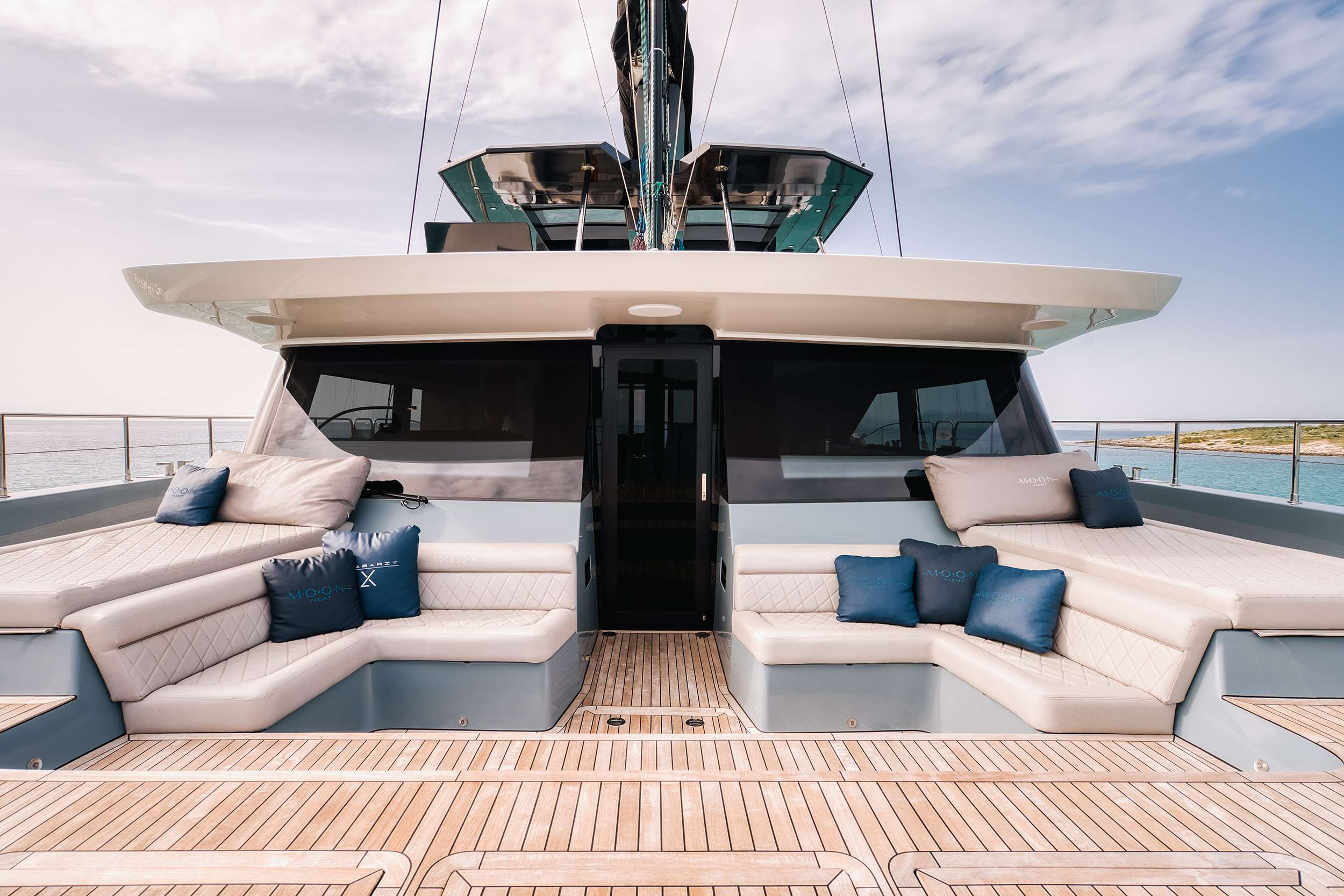 SEABARIT LX - Moon Yacht 65 foredeck lounge area