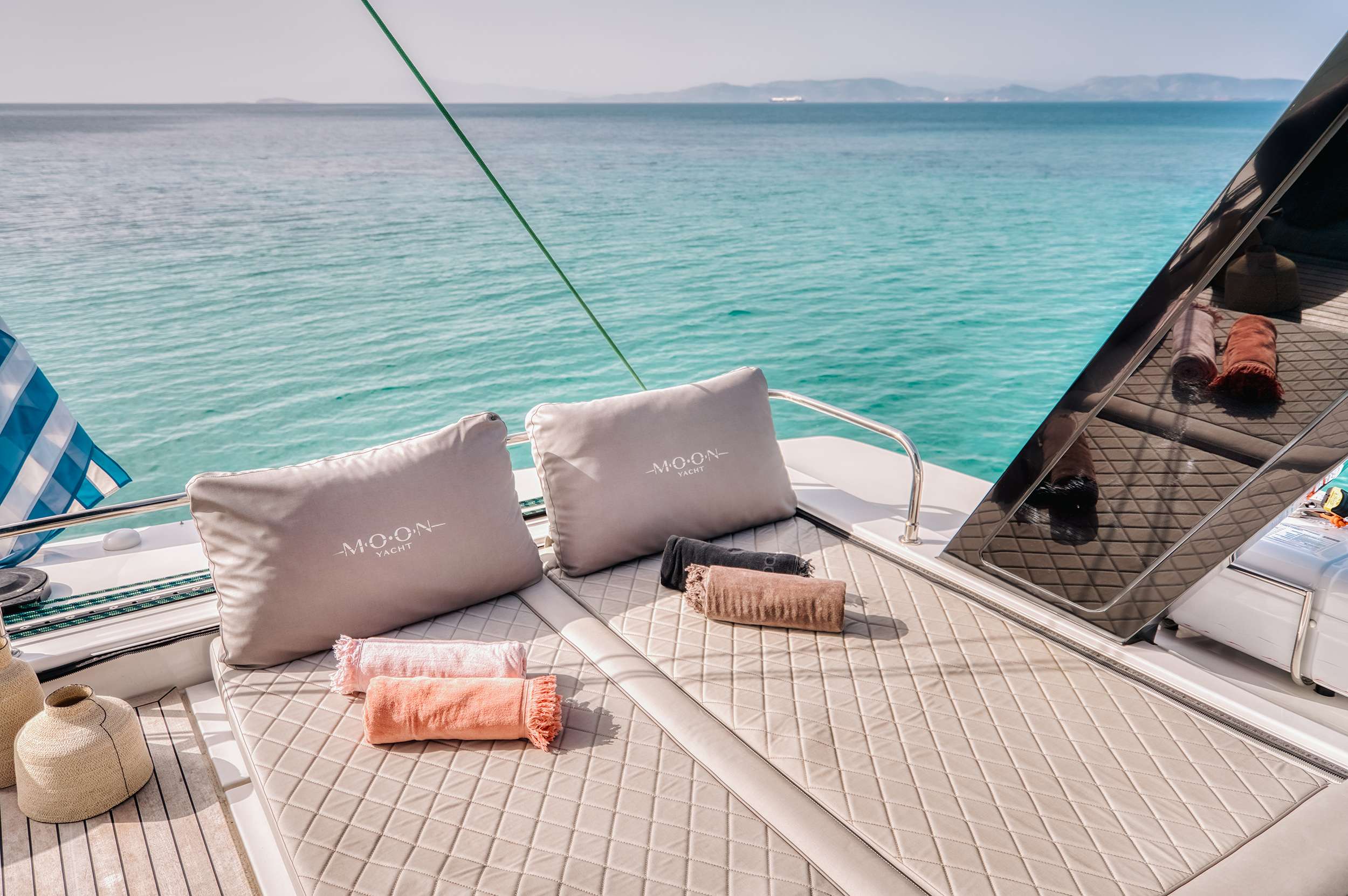 SEABARIT LX - Moon Yacht 65 flybridge sunbathing area
