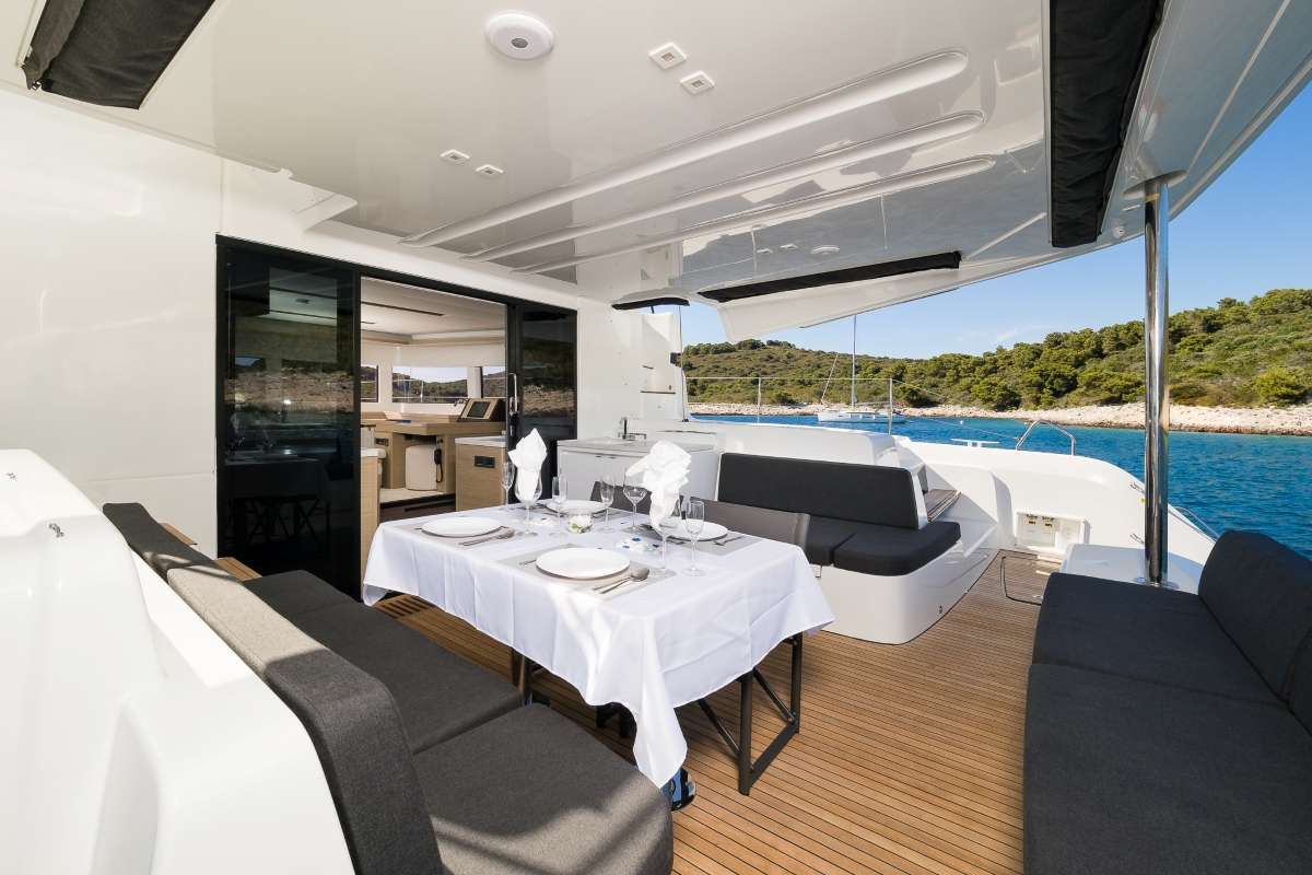 CATWALK - Lagoon 51 aft deck