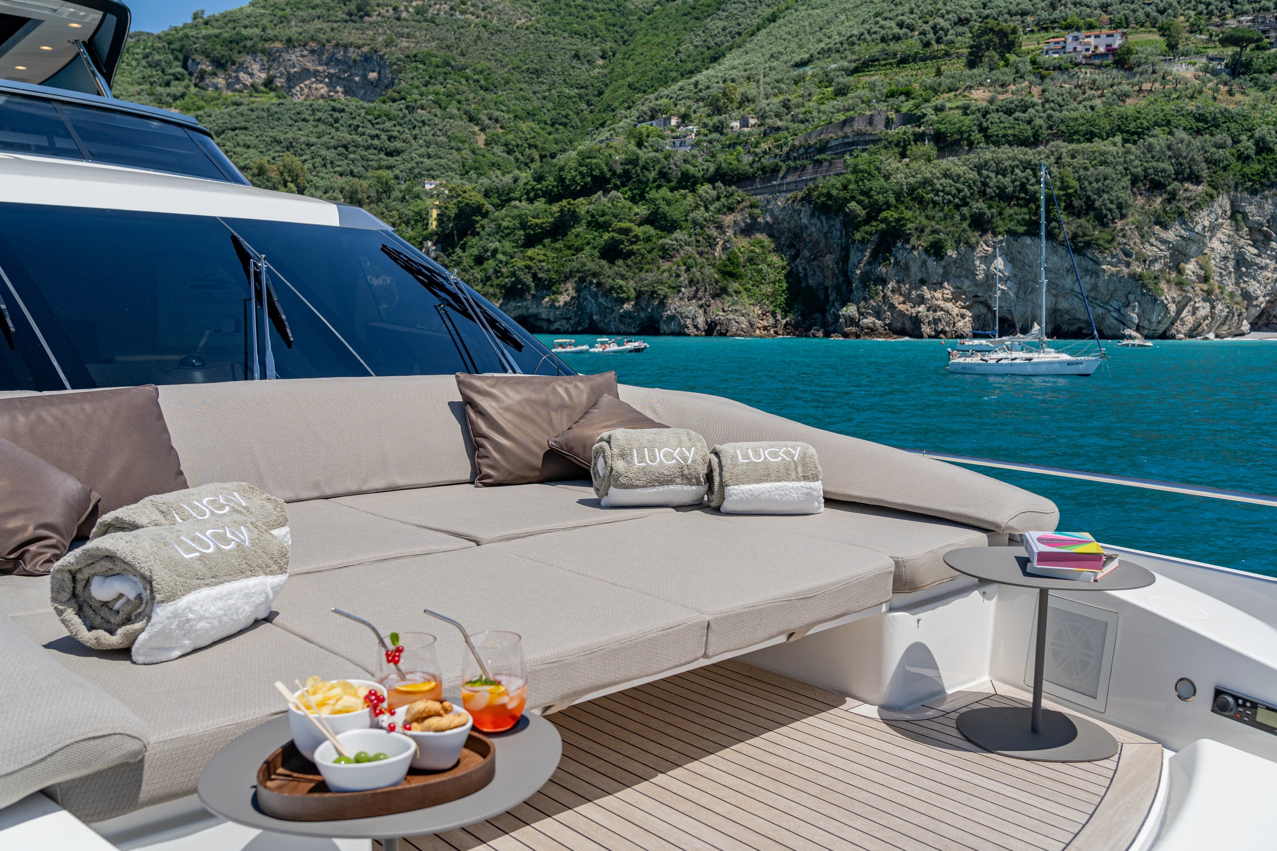 LUCKY Sanlorenzo SL78 foredeck