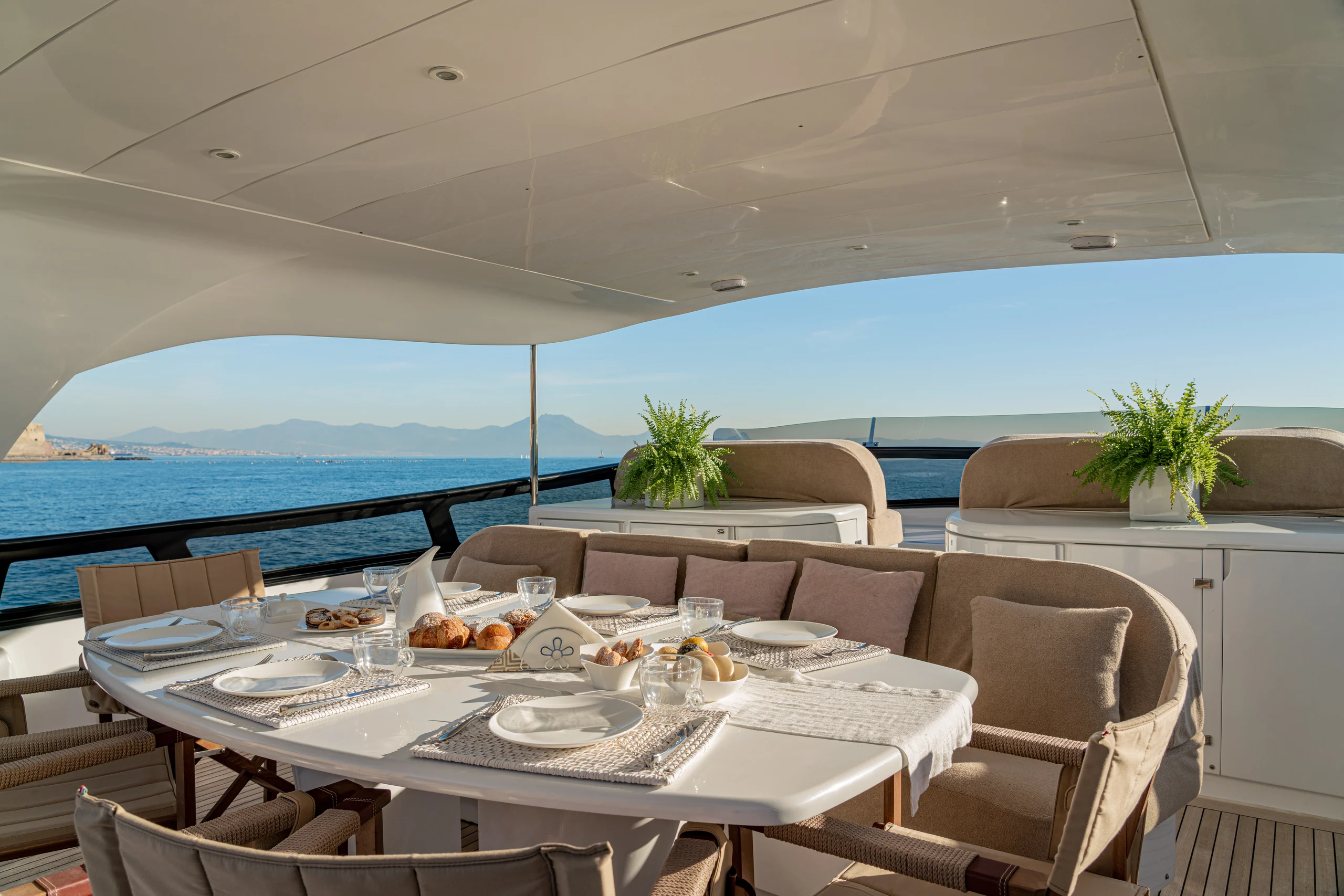 MY LIFE - Maiora 90 flybridge dining