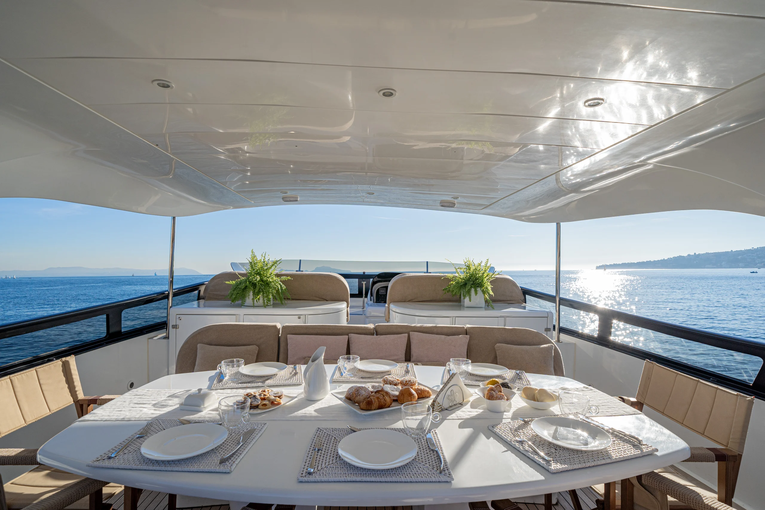 MY LIFE - Maiora 90 flybridge dining table