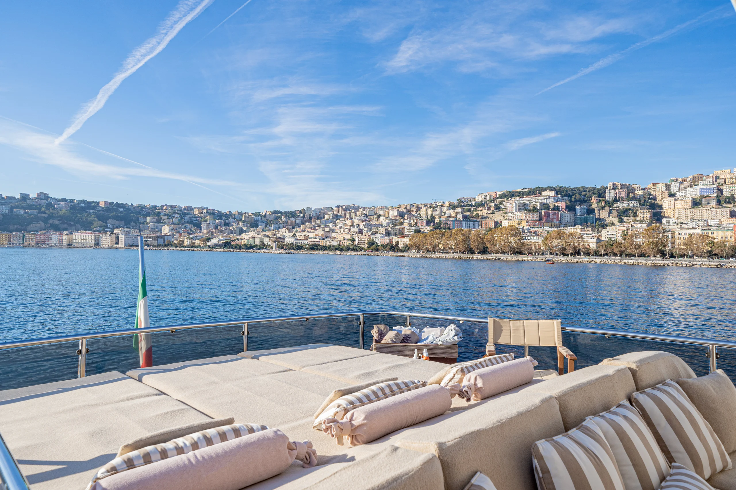 MY LIFE - Maiora 90 flybridge sunbathing area