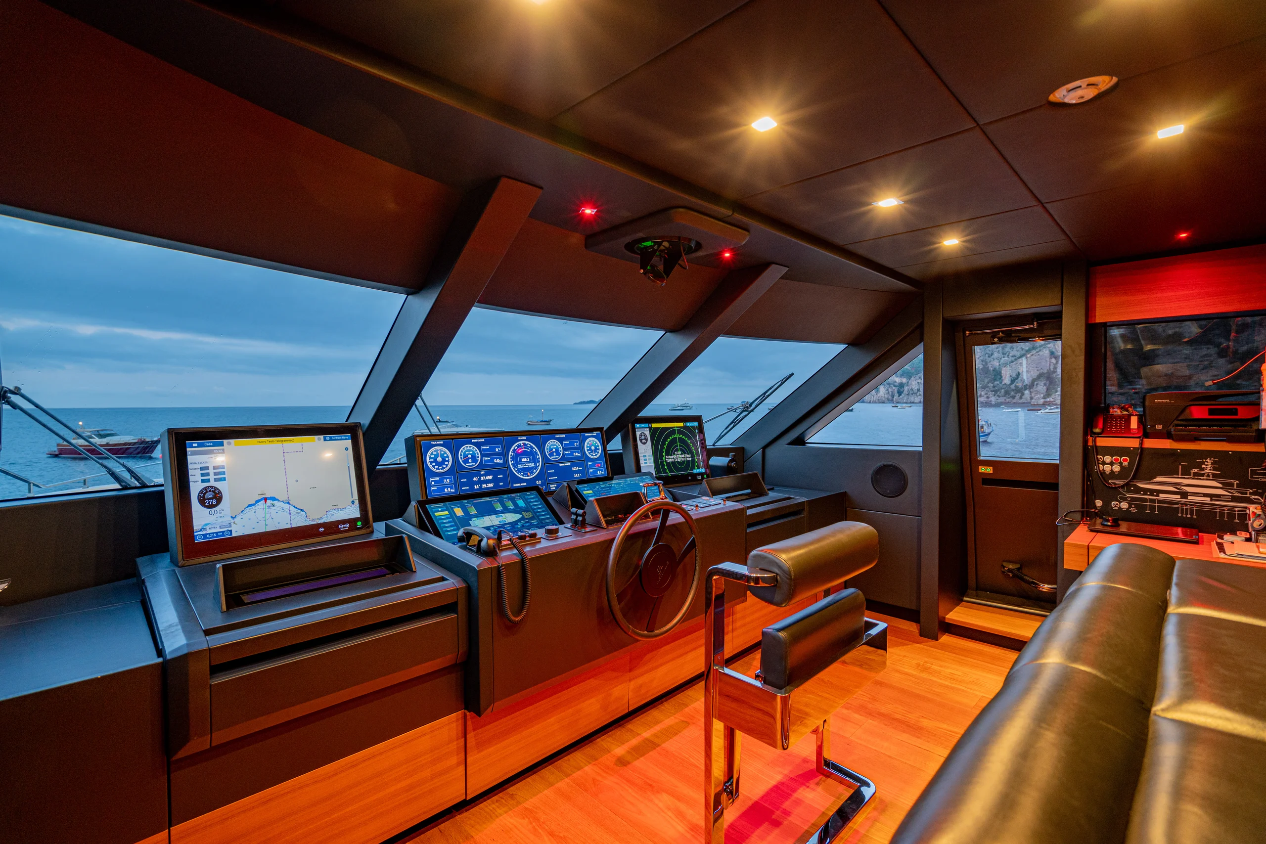 SOUTH - Ferretti Custom Line Navetta 33 wheel house