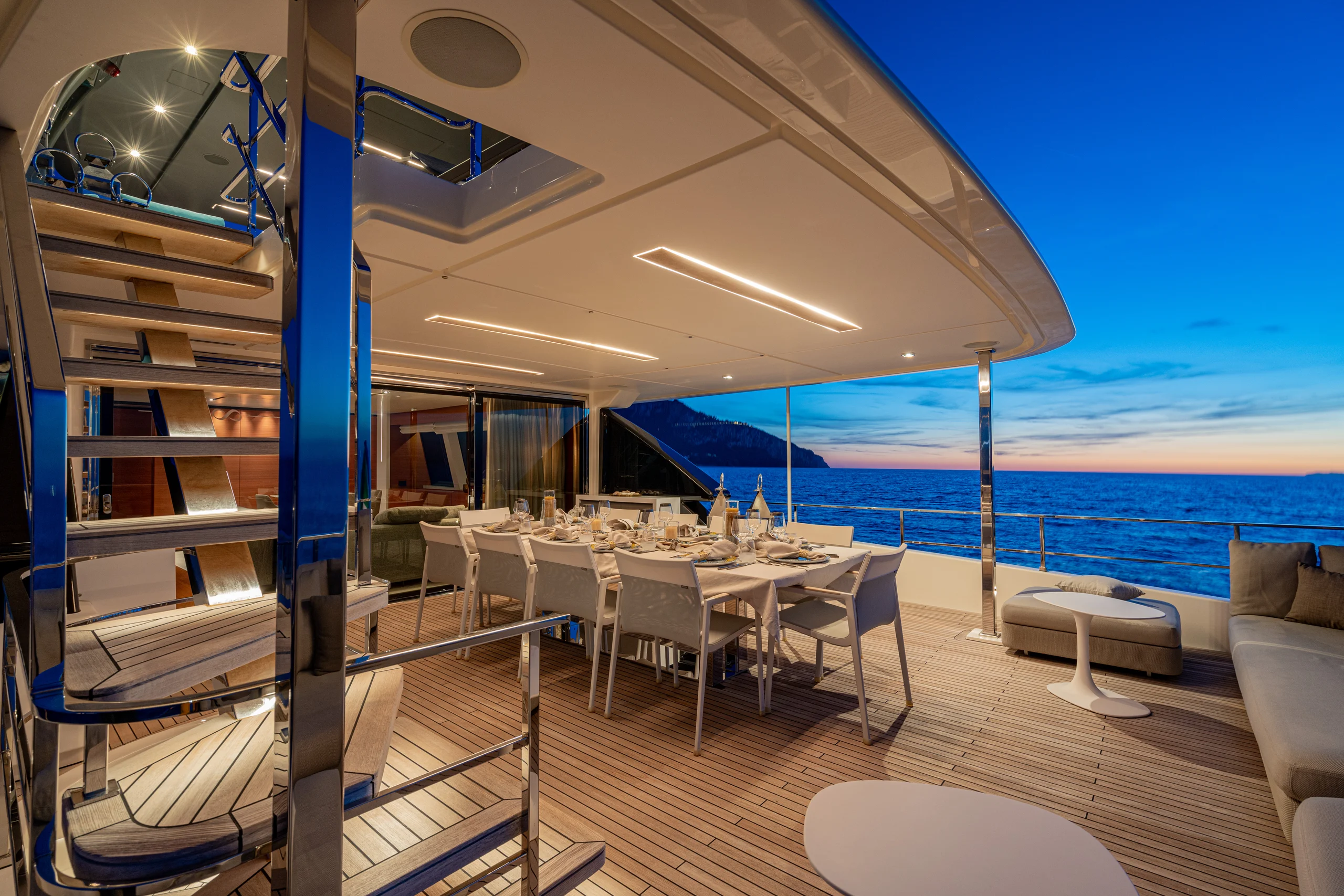 SOUTH - Ferretti Custom Line Navetta 33 aft deck