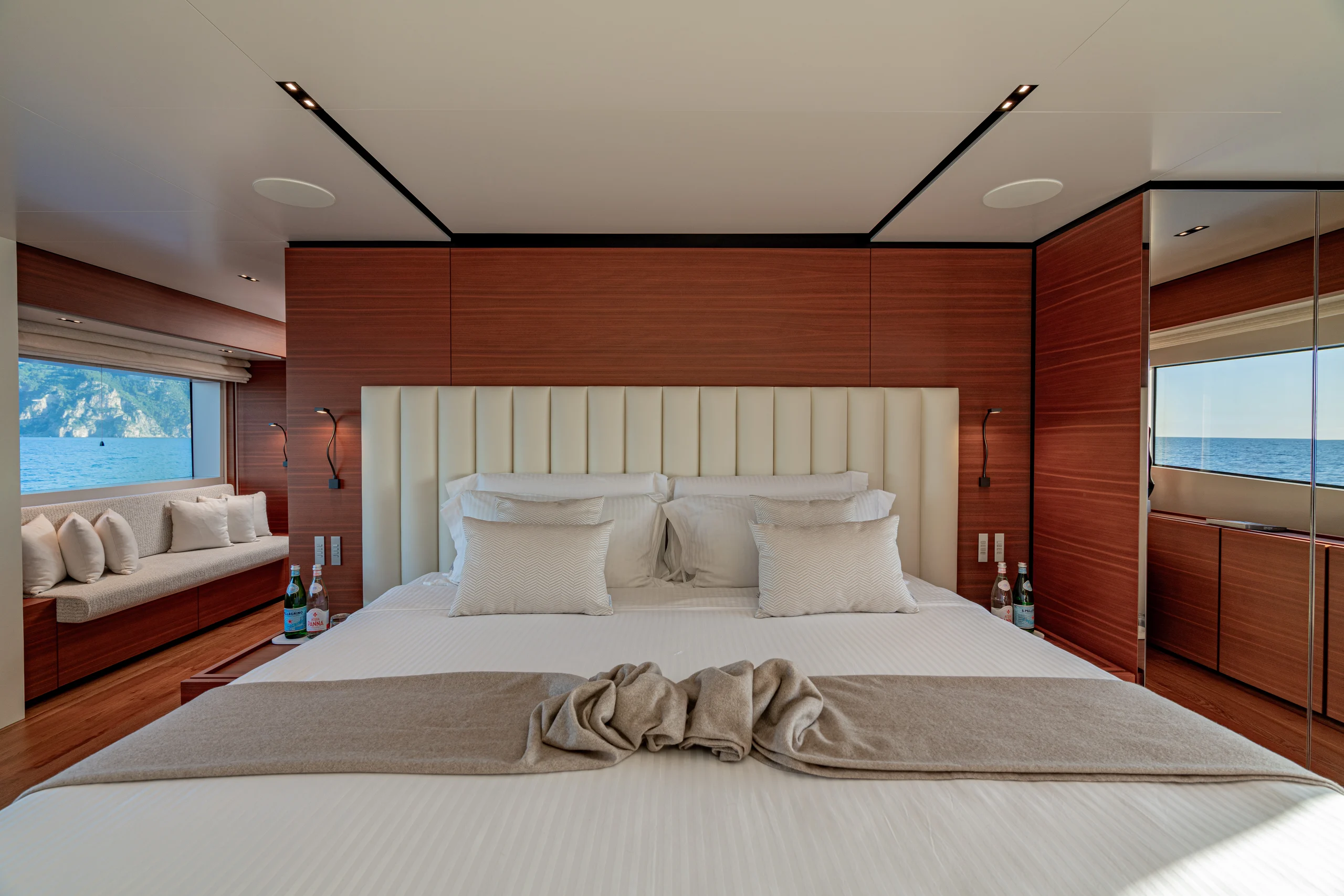SOUTH - Ferretti Custom Line Navetta 33 master cabin