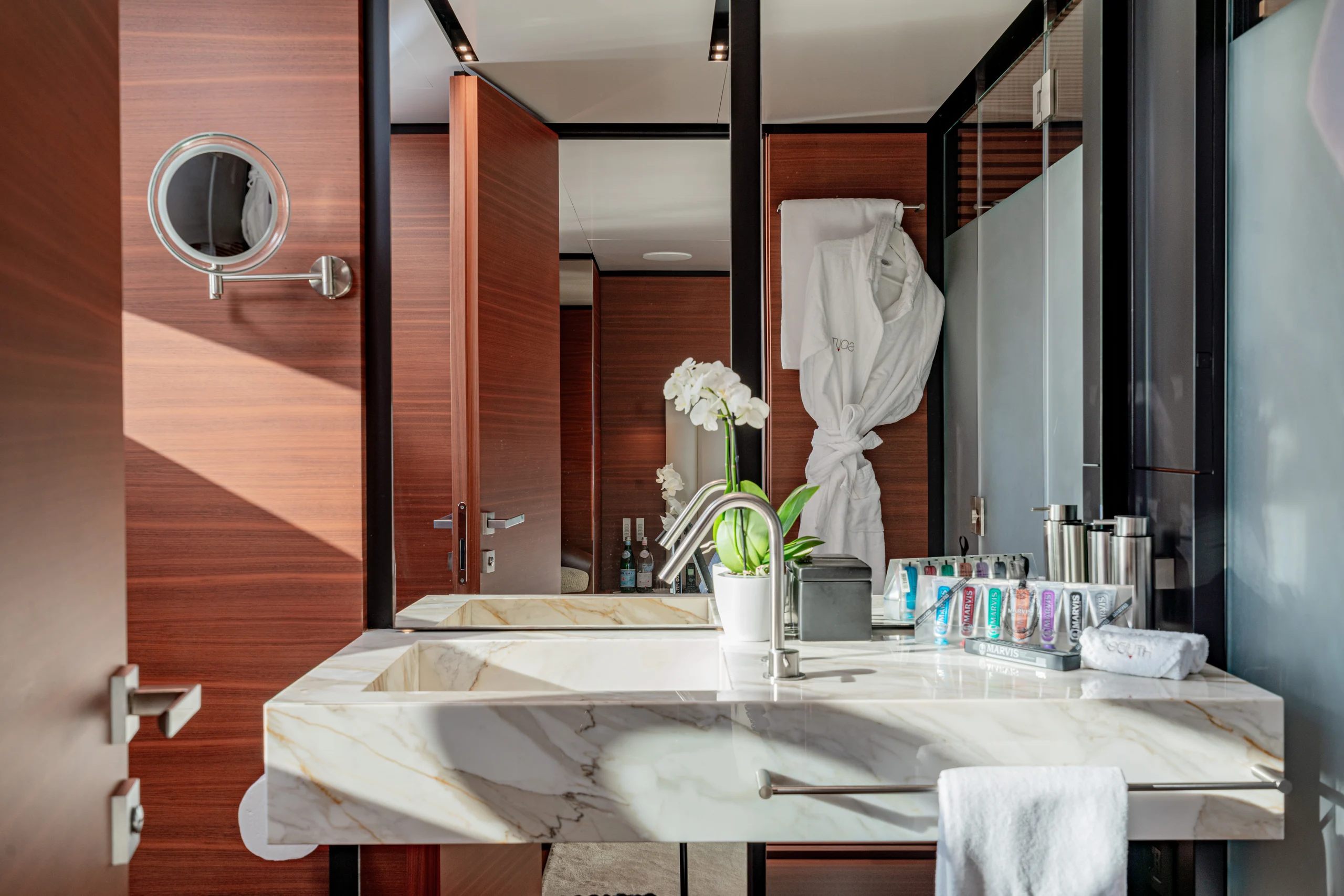 SOUTH - Ferretti Custom Line Navetta 33 ensuite bathroom
