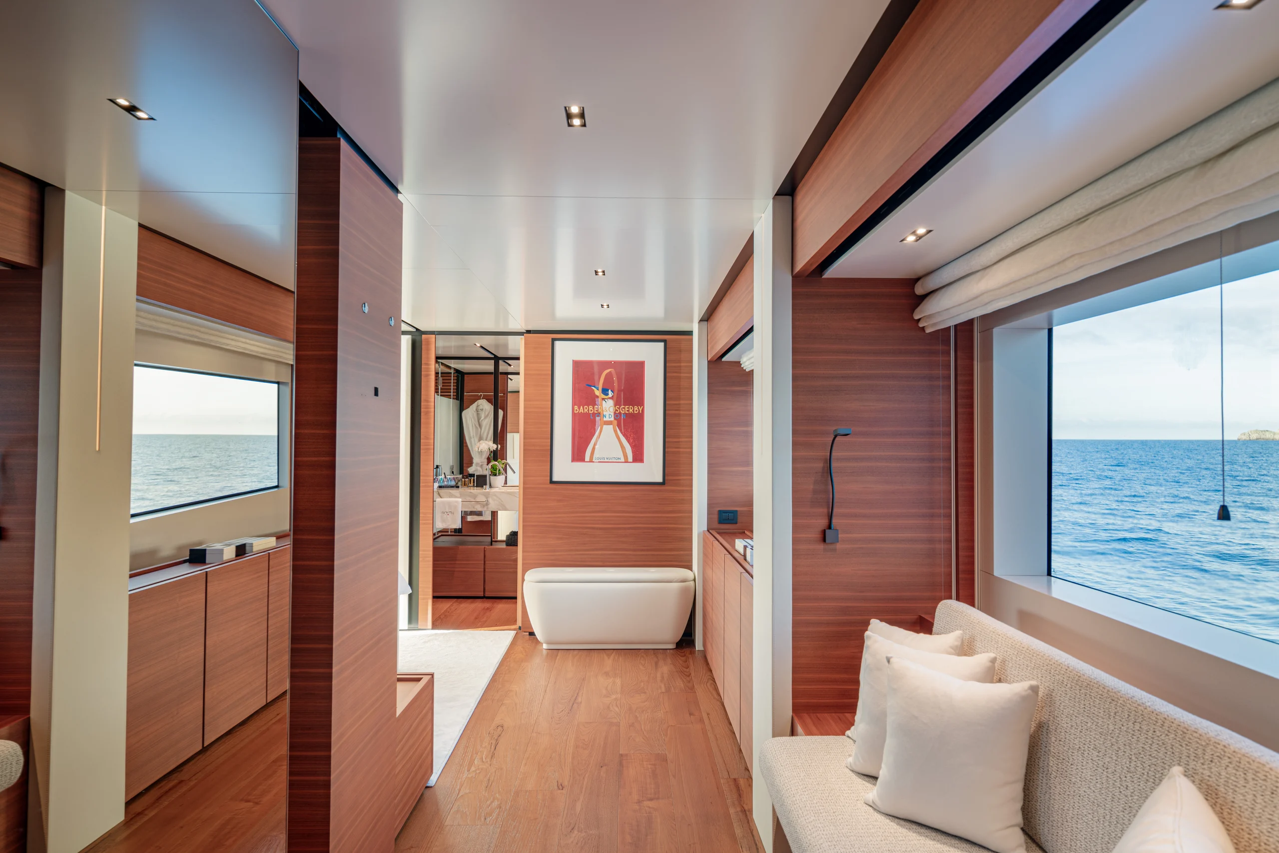 SOUTH - Ferretti Custom Line Navetta 33 walkway