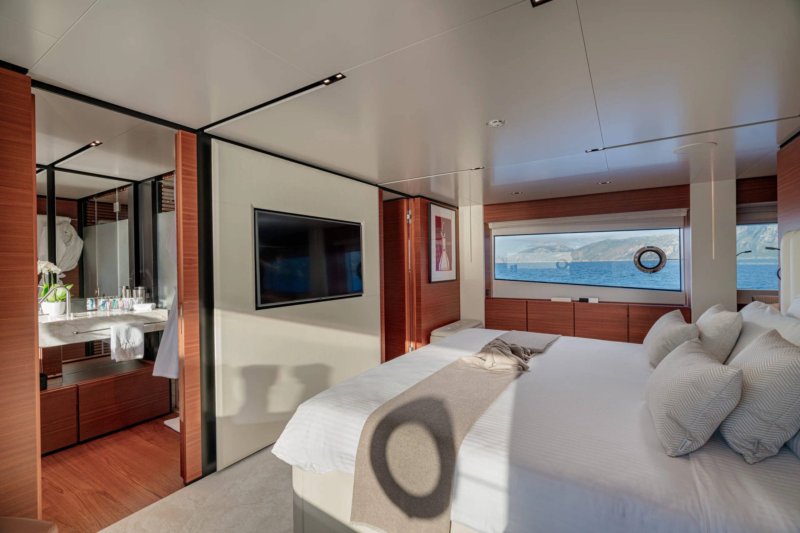 SOUTH - Ferretti Custom Line Navetta 33 master cabin