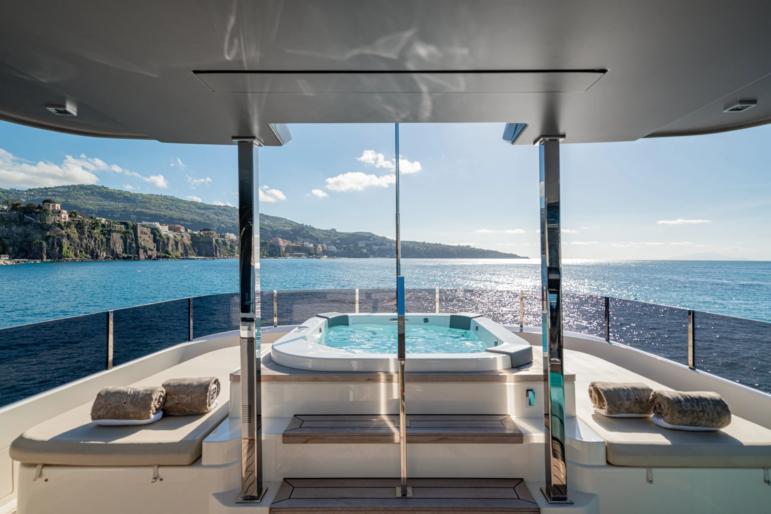 SOUTH - Ferretti Custom Line Navetta 33 jacuzzi on flybridge