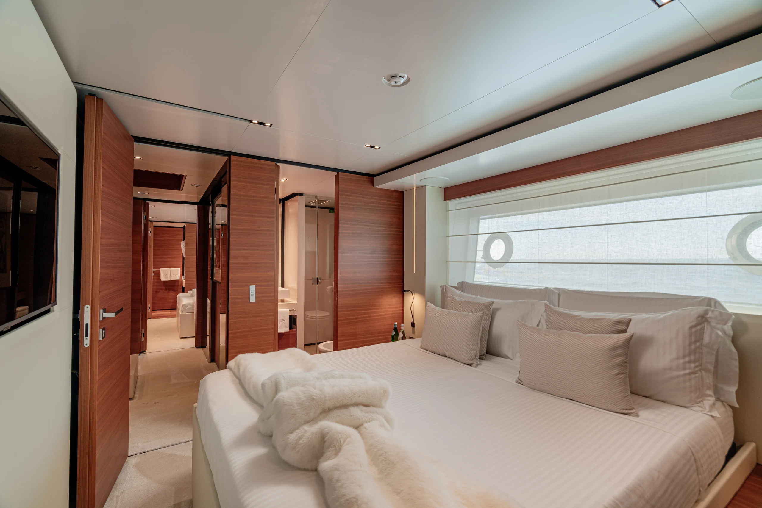 SOUTH - Ferretti Custom Line Navetta 33 double cabin