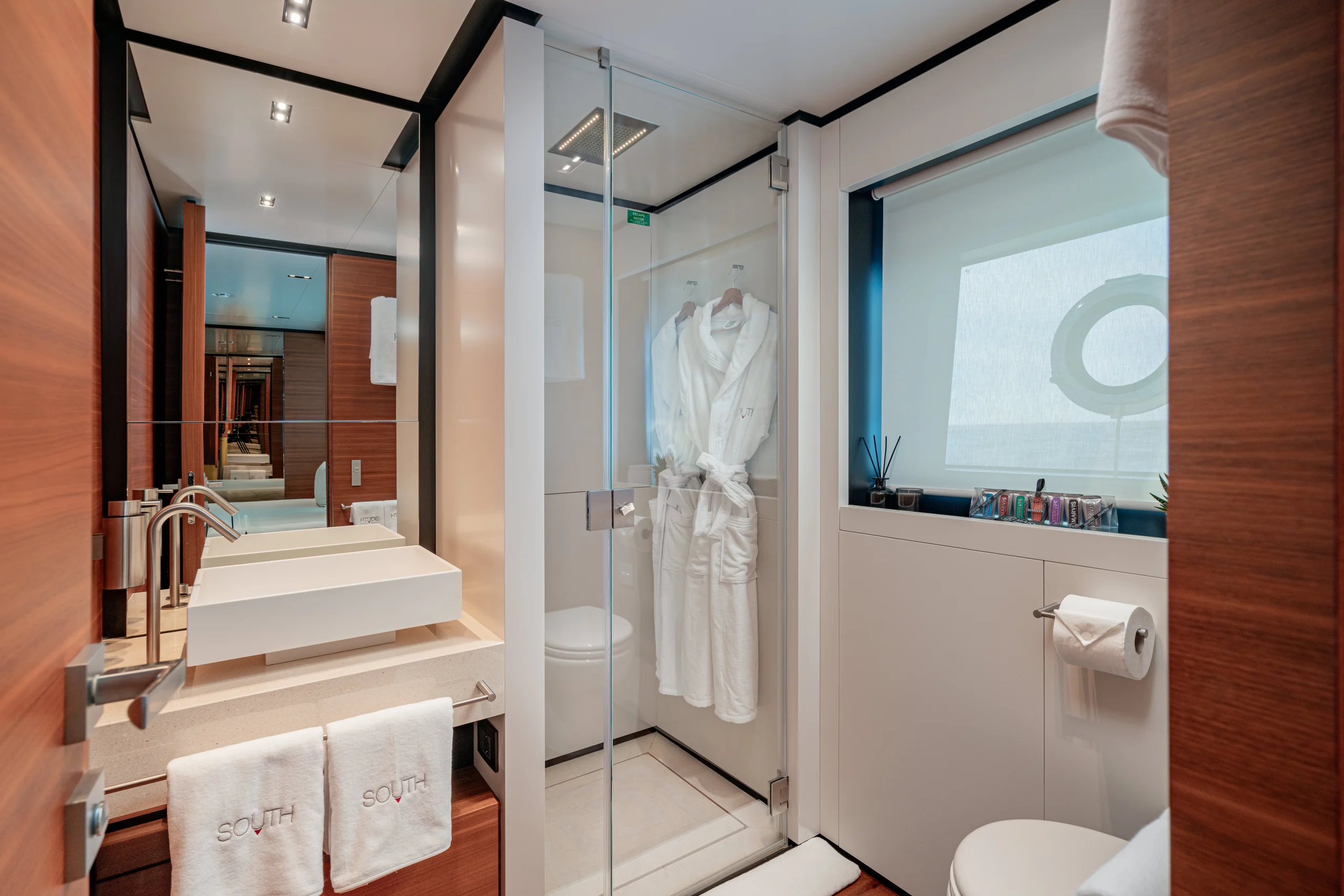 SOUTH - Ferretti Custom Line Navetta 33 ensuite bathroom