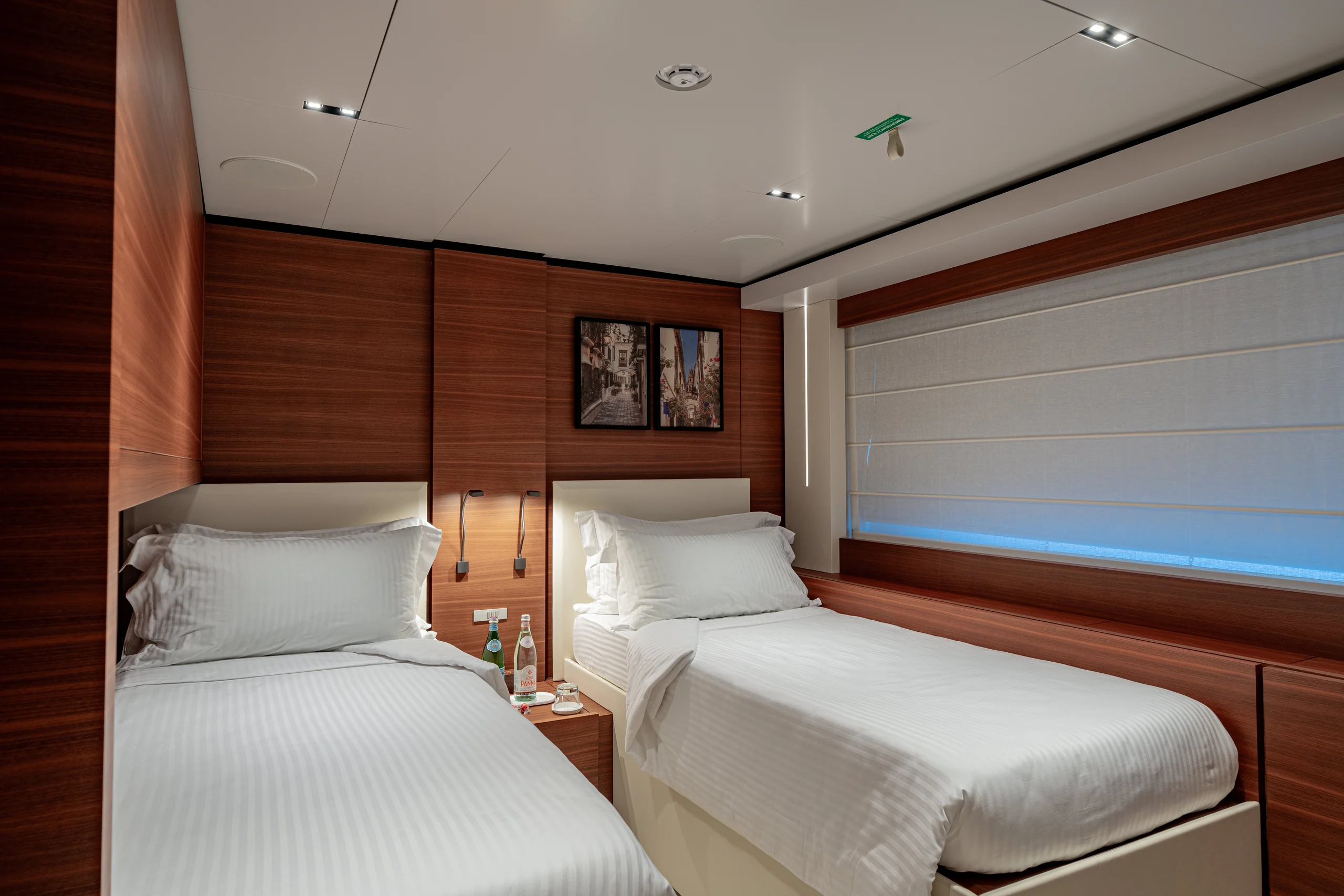 SOUTH - Ferretti Custom Line Navetta 33 twin cabin