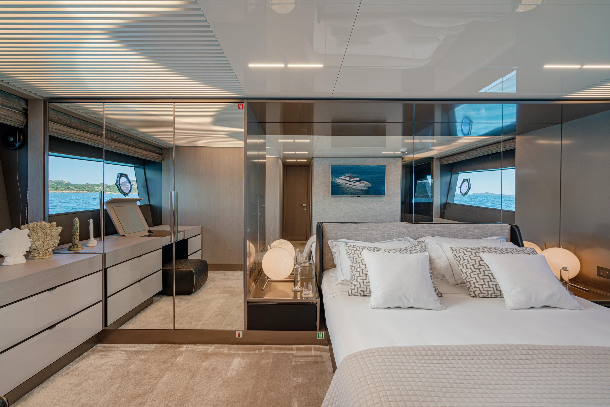E3 - Ferretti 850 master cabin
