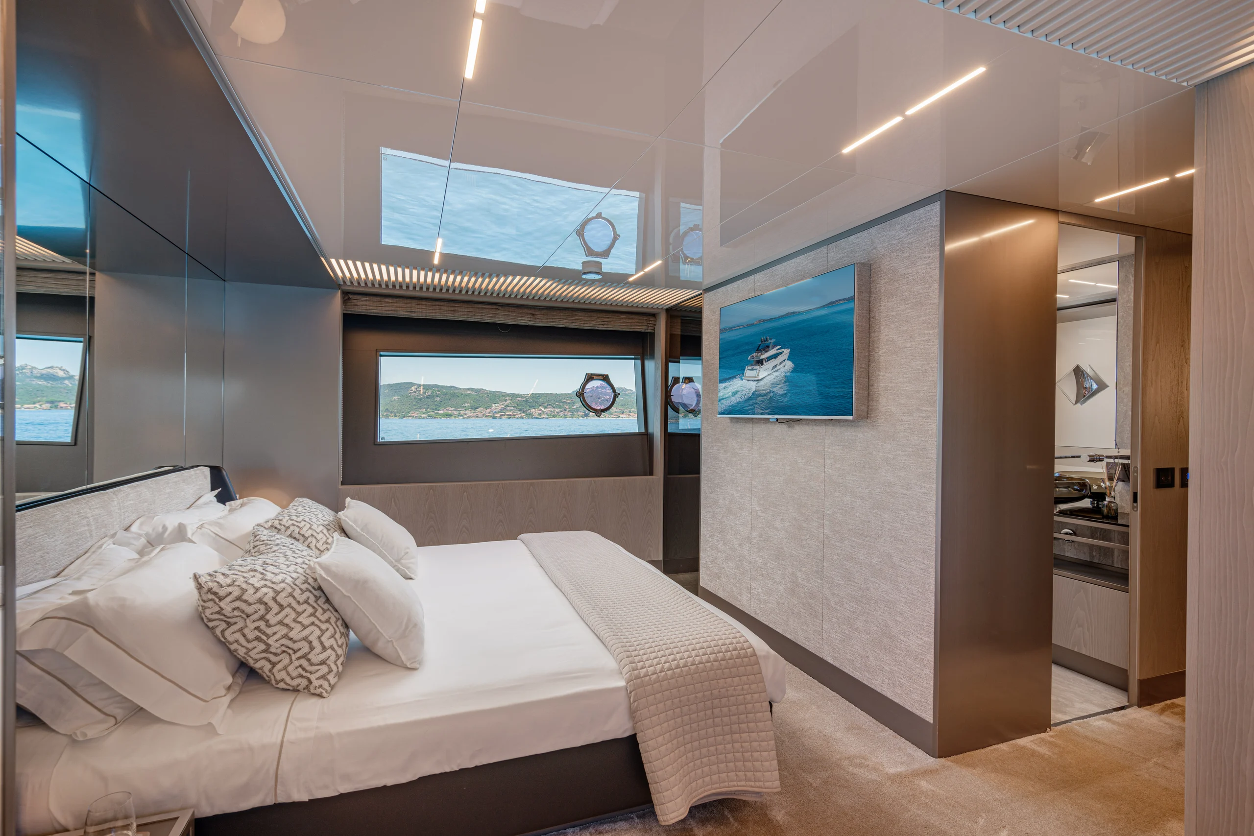 E3 - Ferretti 850 master cabin