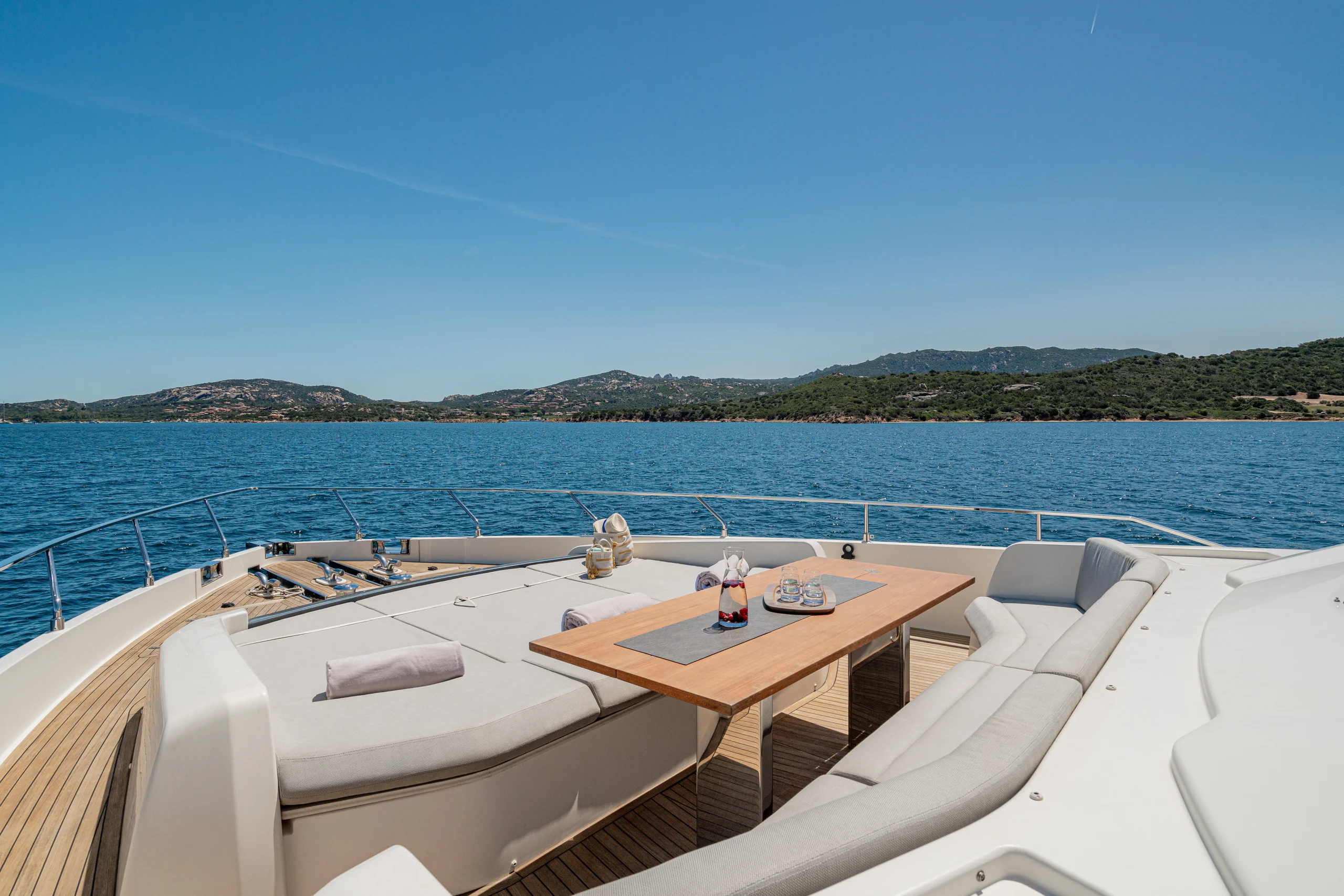 E3 - Ferretti 850 foredeck lounge space