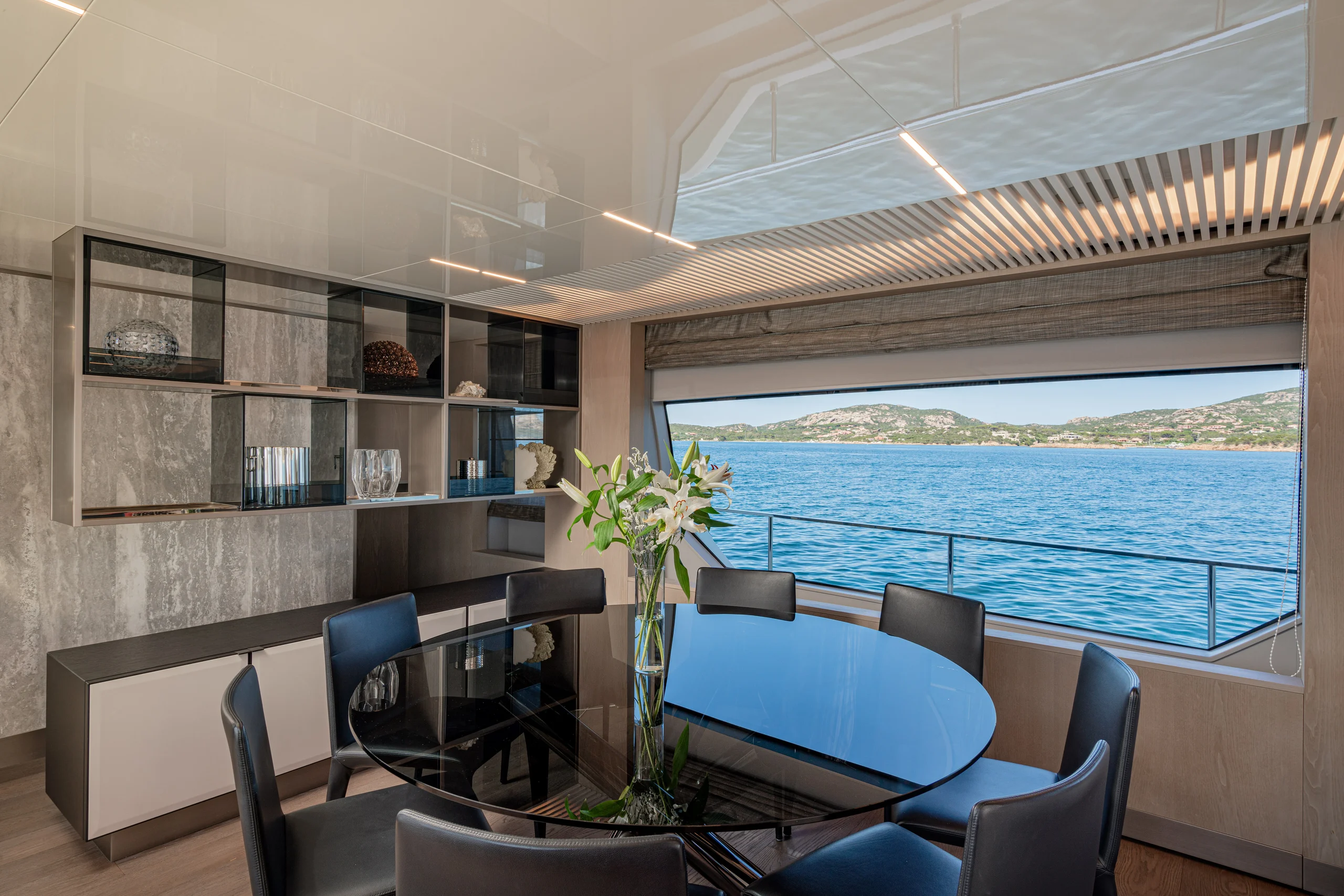 E3 - Ferretti 850 interior dining table
