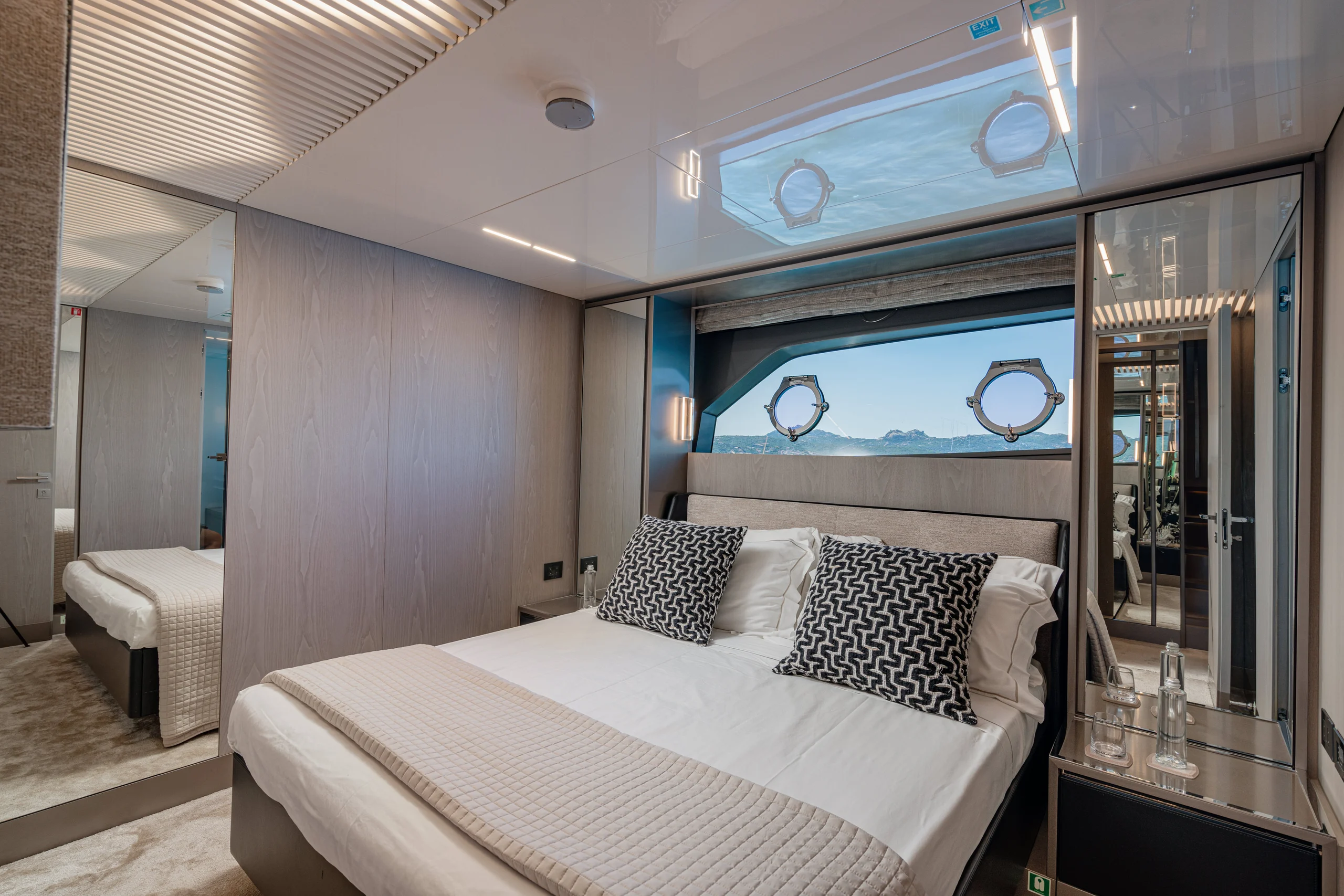 E3 - Ferretti 850 double cabin
