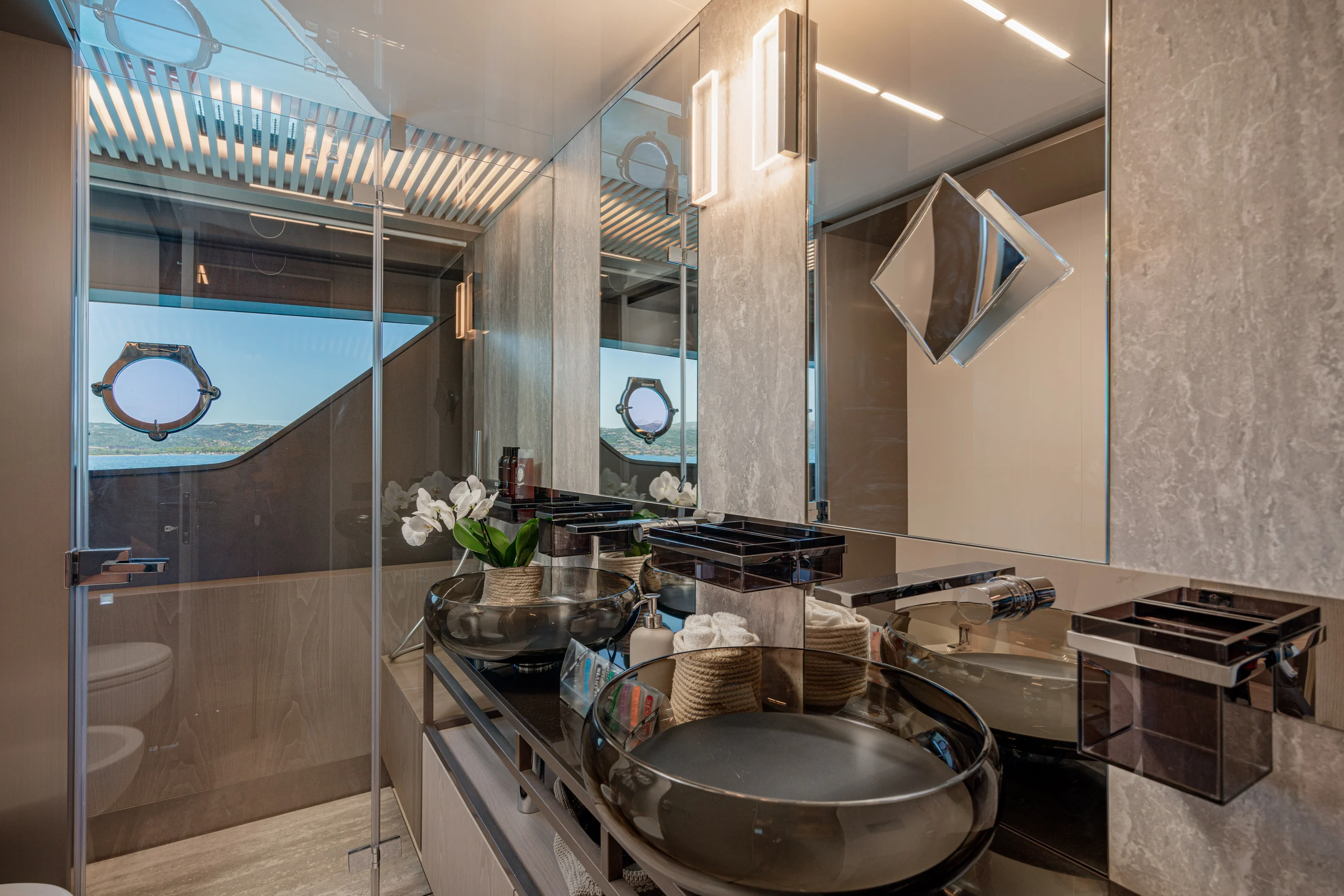 E3 - Ferretti 850 ensuite bathroom