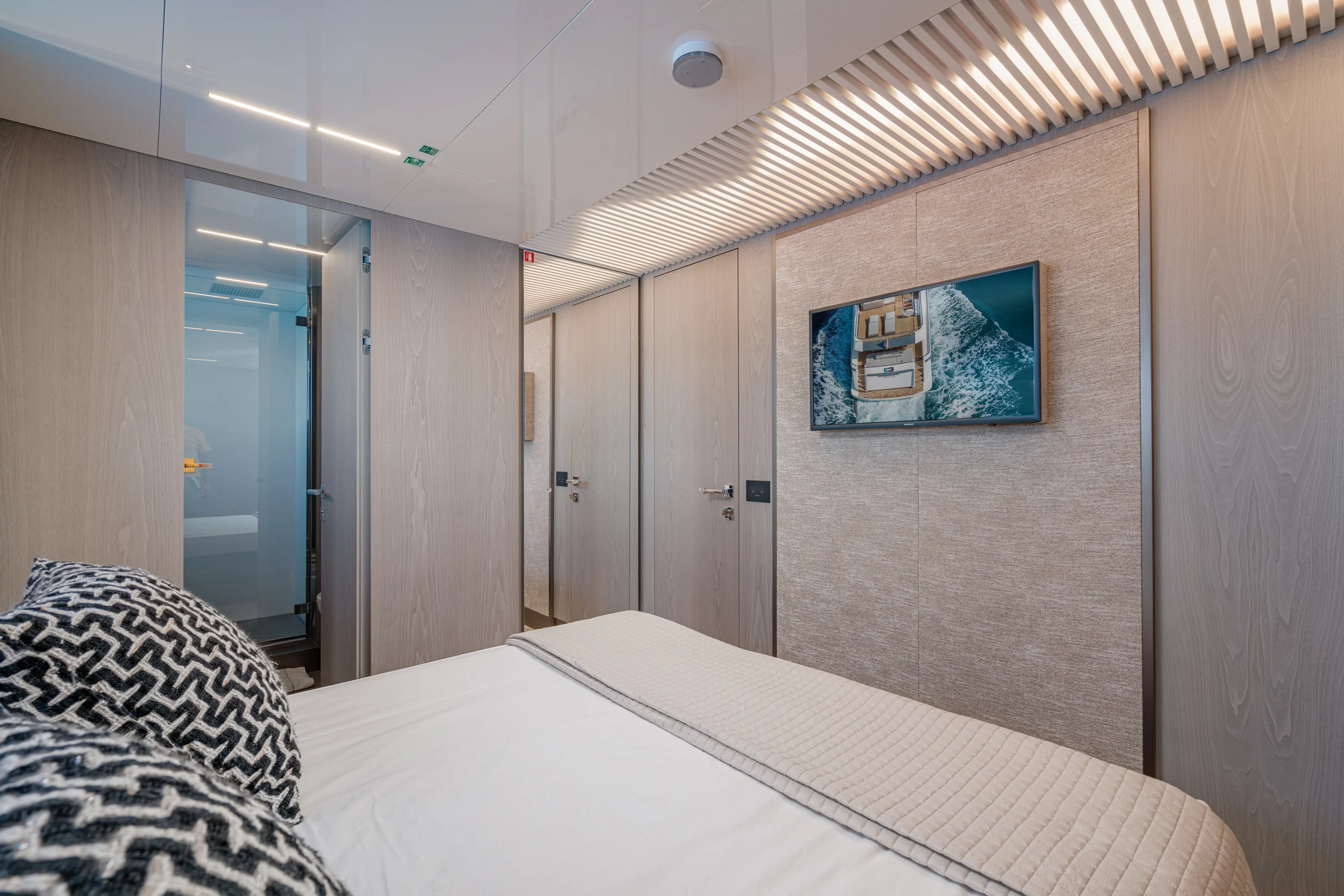 E3 - Ferretti 850 double cabin